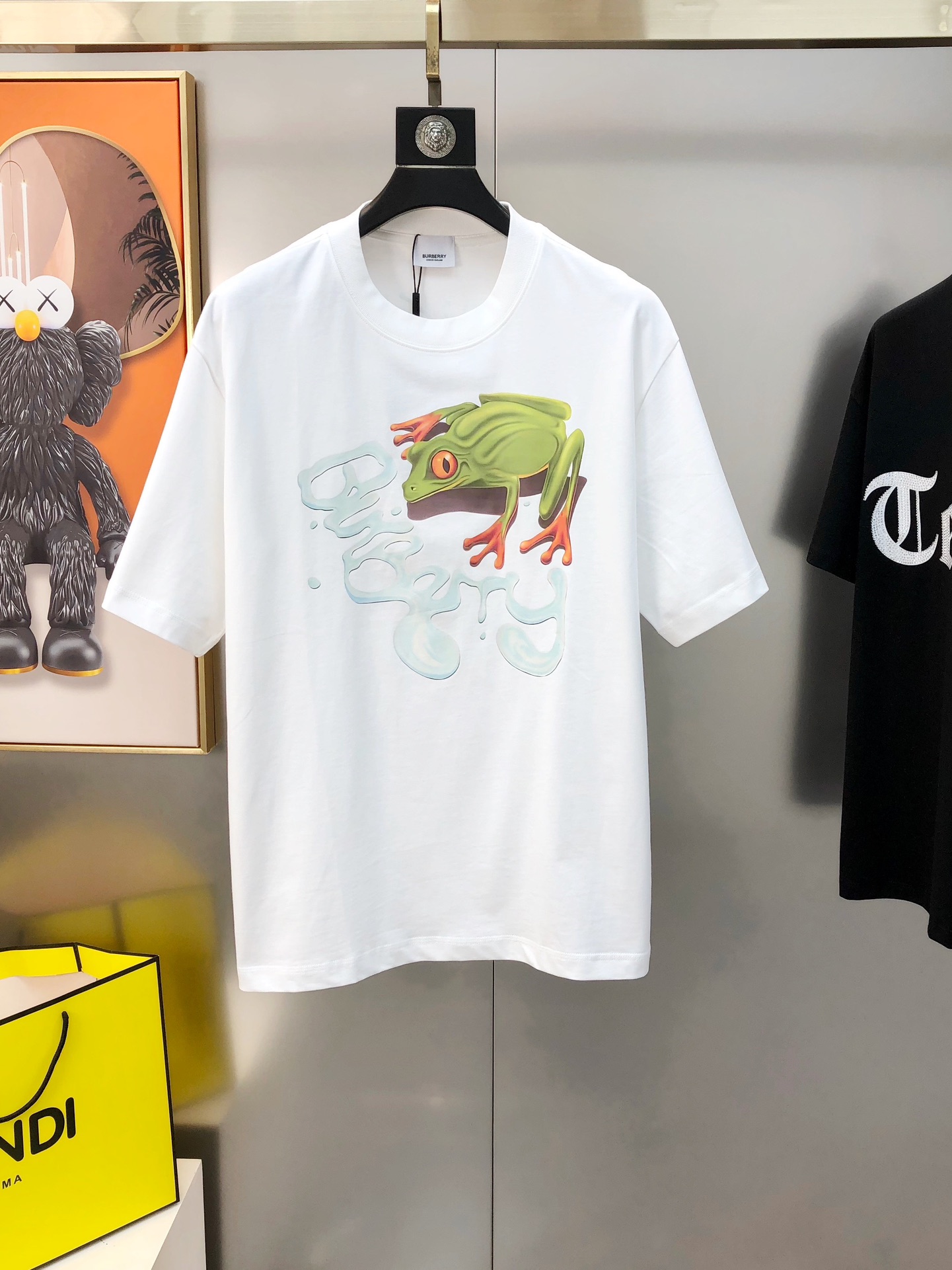 NO:127173,BURBE** Burberry Spring and Summer New Original Single Men's Round Neck Short-Sleeve T-shirts are sold simultaneously on the counter. High-end quality. High-version. High-version. Wide version. High-end version. High-end version. Printed letters on the front and back of the chest. Custom imported double-strand pure cotton fabric. Soft and delicate. Skin-friendly and comfortable to wear. OEM. Finely made in the upper body. Very handsome and stylish. Must-have items for men. Three standards. Complete size S-3XL (large maximum size can be worn about 220 kilograms. Please report height and weight. Shipping the next day. Black White. Blue., burberry. Burberry. T-shirt. Tees. T-shirt. Alexander wang.19860909BURBE** 巴宝莉春夏新款原单男士圆领短袖T恤 专柜同步售卖 高端品质 高版本 OS版型阔版 爆款胸前后背印胶字母logo图案设计 定制进口双股纯棉面料 手感柔软细腻 穿着亲肤舒适 代工厂精细做上身非常帅气有型 男士必备单品 三标齐 全 尺码S-3XL（偏大最大码可穿220斤左右 下单请报身高体重) 隔天出货 黑色 白色 蓝色,,burberry,burberry,T-shirt,tees，t-shirt,alexander wang,Men's clothing