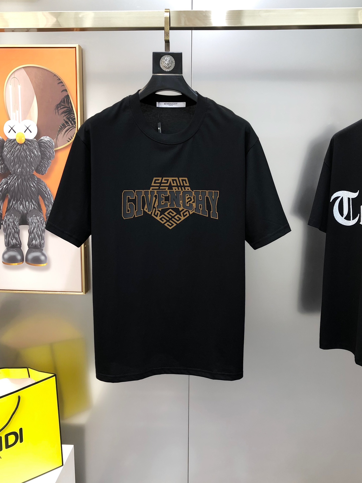 NO:128540,G*venchy Givenchy spring and summer new original single men's round neck short-sleeved T-shirt sold simultaneously in counters Hot high-end quality High-version OS wide version Three-dimensional printed letter logo pattern design Custom imported double-strand pure cotton fabric Soft and delicate touch, skin-friendly and comfortable to wear The OEM is finely made in the upper body very handsome and stylish Size S-2XL (large, maximum size can be worn about pounds. Please report height and weight when placing an order) Black White Blue Shipping the next day, Givenchy, T-shirt,tees, t-shirt,alexander wang19860909G*venchy 纪梵希春夏新款原单男士圆领短袖T恤 专柜同步售卖 爆款高端品质 高版本 OS版型阔版 立体印胶字母logo图案设计 定制进口双股纯棉面料 手感柔软细腻 穿着亲肤舒适 代工厂精细做上身非常帅气有型 尺码S-2XL（偏大 最大码可穿斤左右 下单请报身高体重) 黑色 白色 蓝色 隔天出货,,givenchy,T-shirt,tees，t-shirt,alexander wang,Men's clothing