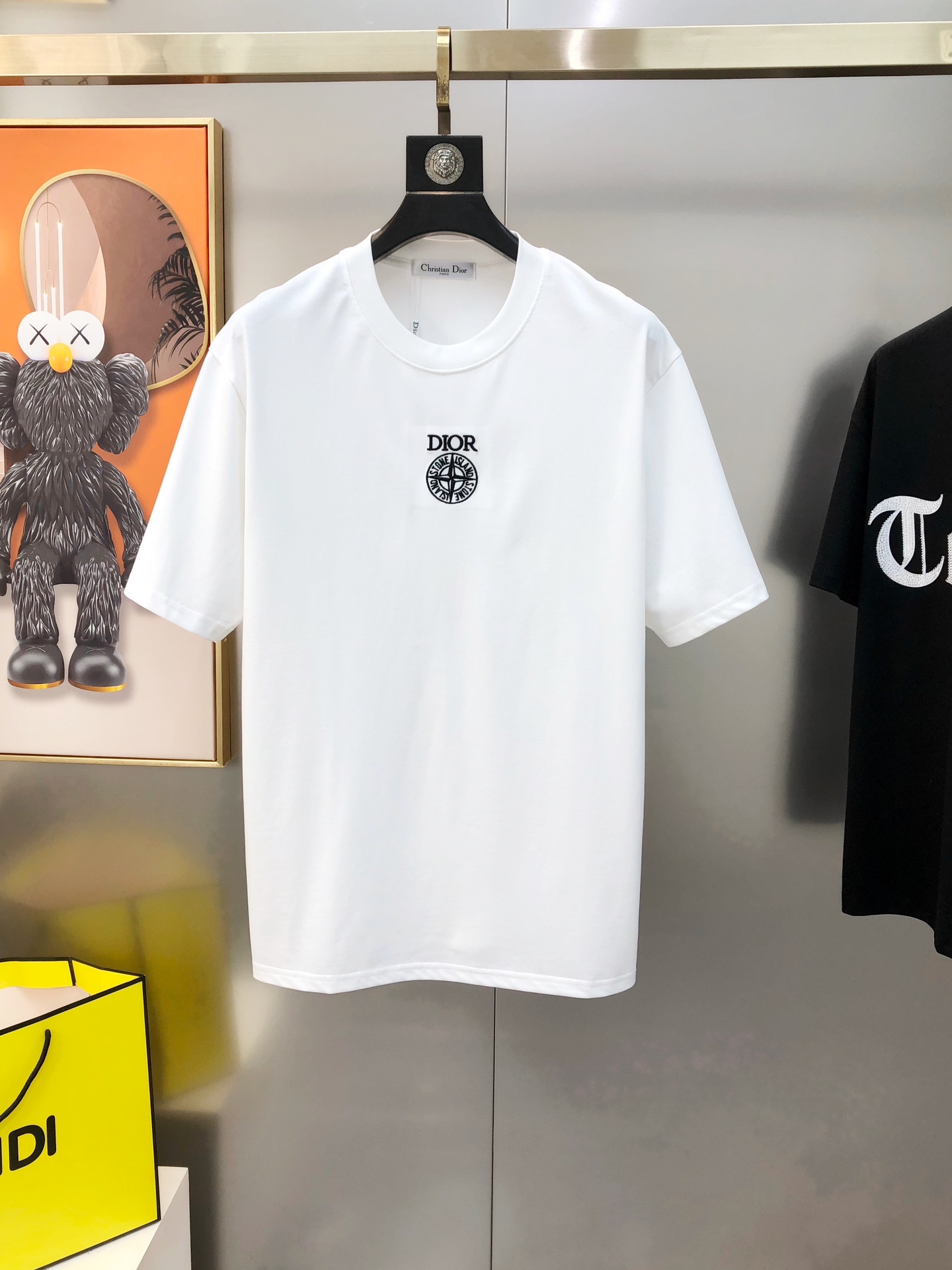 NO:128538,D*or Dior joint-branded spring and summer new original single men's round neck short-sleeved T-shirt sold simultaneously in counters Hot high-end quality High-version OS version Large version Three-dimensional embroidered letter logo pattern design Custom imported double-strand pure cotton fabric Soft and delicate touch Comfortable to wear The OEM is very handsome and stylish Size S-2XL (large size, maximum size can be worn about pounds. Please report height and weight when placing an order) Black White Shipping the next day, Dior, T-shirt,tees, t-shirt,alexander wang19860909D*or 迪奥联名款春夏新款原单男士圆领短袖T恤 专柜同步售卖 爆款高端品质 高版本 OS版型阔版 立体刺绣字母logo图案设计 定制进口双股纯棉面料 手感柔软细腻 穿着亲肤舒适 代工厂精细做上身非常帅气有型 尺码S-2XL（偏大 最大码可穿斤左右 下单请报身高体重) 黑色 白色 隔天出货,,dior,T-shirt,tees，t-shirt,alexander wang,Men's clothing