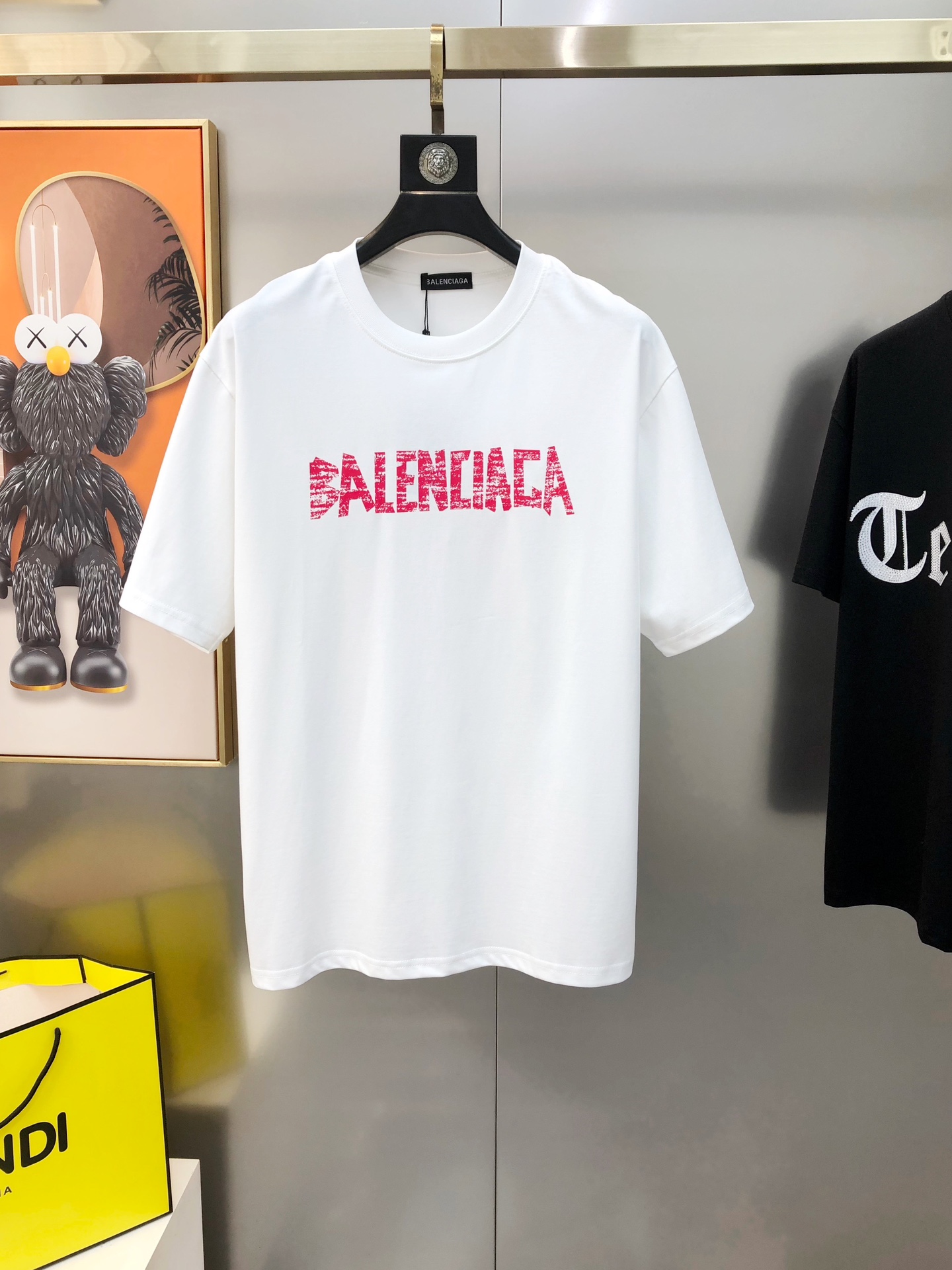 NO:128536,B*lenciaga Spring and summer new style of Balenciaga original single men's round neck short-sleeved T-shirt sold simultaneously in counters Hot high-end quality High-version OS wide version Printed letter logo pattern design with front and back of chest, customized imported double-strand pure cotton fabric, soft and delicate, skin-friendly and comfortable to wear, OEM finely made on the upper body very handsome and stylish S-2XL (large, maximum size can be worn about pounds. Please report height and weight when placing an order) Black White Shipping the next day,,balenciaga,T-shirt,tees,t-shirt,alexander wang19860909B*lenciaga 巴黎世家春夏新款原单男士圆领短袖T恤 专柜同步售卖 爆款高端品质 高版本 OS版型阔版 胸前后背印胶字母logo图案设计 定制进口双股纯棉面料 手感柔软细腻 穿着亲肤舒适 代工厂精细做上身非常帅气有型 尺码S-2XL（偏大 最大码可穿斤左右 下单请报身高体重) 黑色 白色 隔天出货,,balenciaga,T-shirt,tees，t-shirt,alexander wang,Men's clothing