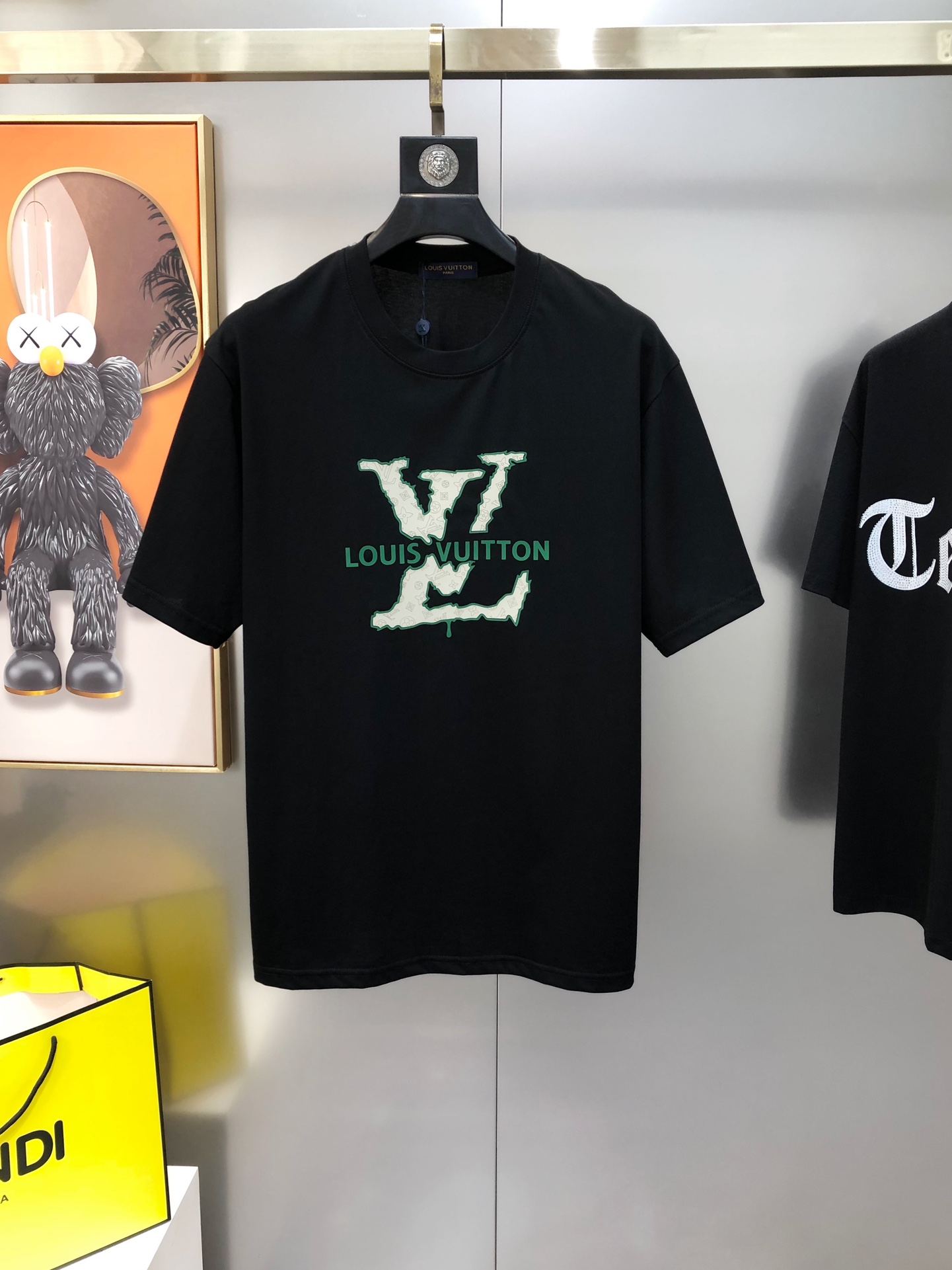 NO:128542,LV Louis Vuitton Spring and Summer New Original Single Men's Round Neck Short-Sleeve T-shirts are sold simultaneously in the counter. High-end quality. High-version. OS version. Wide version. Three-dimensional printed letter logo pattern design. Custom imported double-strand pure cotton fabric. Soft and delicate. Skin-friendly and comfortable to wear. OEM is very handsome and stylish. Size S-2XL (large. The maximum size can be worn about pounds. Please report height and weight when placing an order) Black and white. Shipping the next day,,louis vuitton,louis vuitton,T-shirt,tees,t-shirt,alexander wang19860909LV 路易威登春夏新款原单男士圆领短袖T恤 专柜同步售卖 爆款高端品质 高版本 OS版型阔版 立体印胶字母logo图案设计 定制进口双股纯棉面料 手感柔软细腻 穿着亲肤舒适 代工厂精细做上身非常帅气有型 尺码S-2XL（偏大 最大码可穿斤左右 下单请报身高体重) 黑色 白色 隔天出货,,louis vuitton,louis vuitton,T-shirt,tees，t-shirt,alexander wang,Men's clothing