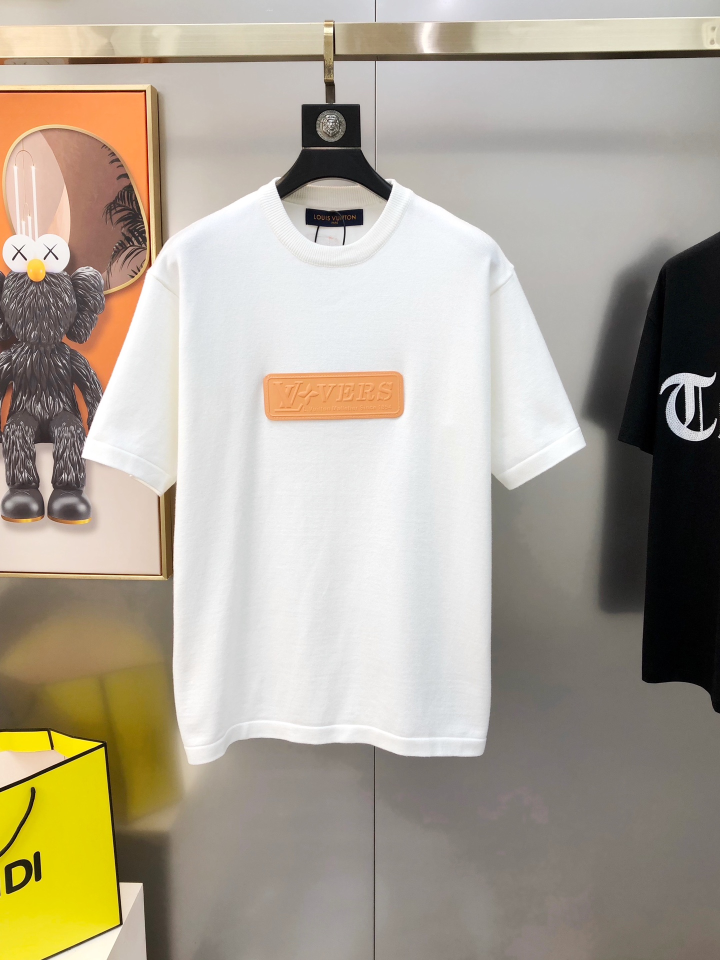 NO:128535,LV Louis Vuitton's new men's original single round neck short-sleeved knitted sweater sold at the counter simultaneously Channel goods High-version hottest fashion and versatile embroidered logo rubber label design Custom imported Tianshi cotton blend fabric Custom original hardware accessories Soft and delicate, easy to highlight temperament, and the upper body is versatile and slimming!  The fabrics and factories we choose are all used by first-tier brands. The fine top is very handsome. The size is S-M-L (large, the maximum size can be worn about 180 kilograms. Please report your height and weight.) The next day shipment, louis vuitton, louis vuitton, sweaters, T-shirt, alexander wang19860909LV 路易威登早春新款男士原单圆领短袖针织毛衣 柜台同步售卖 渠道货 高版本爆款 时尚百搭 绣logo胶标设计 定制进口天丝棉混纺面料 定制原版五金辅料 柔软细腻 极易凸显出气质 ,上身百搭显瘦！我们所选择的面料及工厂都是一线品牌所使用的 精细做上身非常帅气 码数S-M-L（偏大 最大码可穿180斤左右 下单请报身高体重）隔天出货,,louis vuitton,louis vuitton,sweaters,T-shirt,alexander wang,Men's clothing