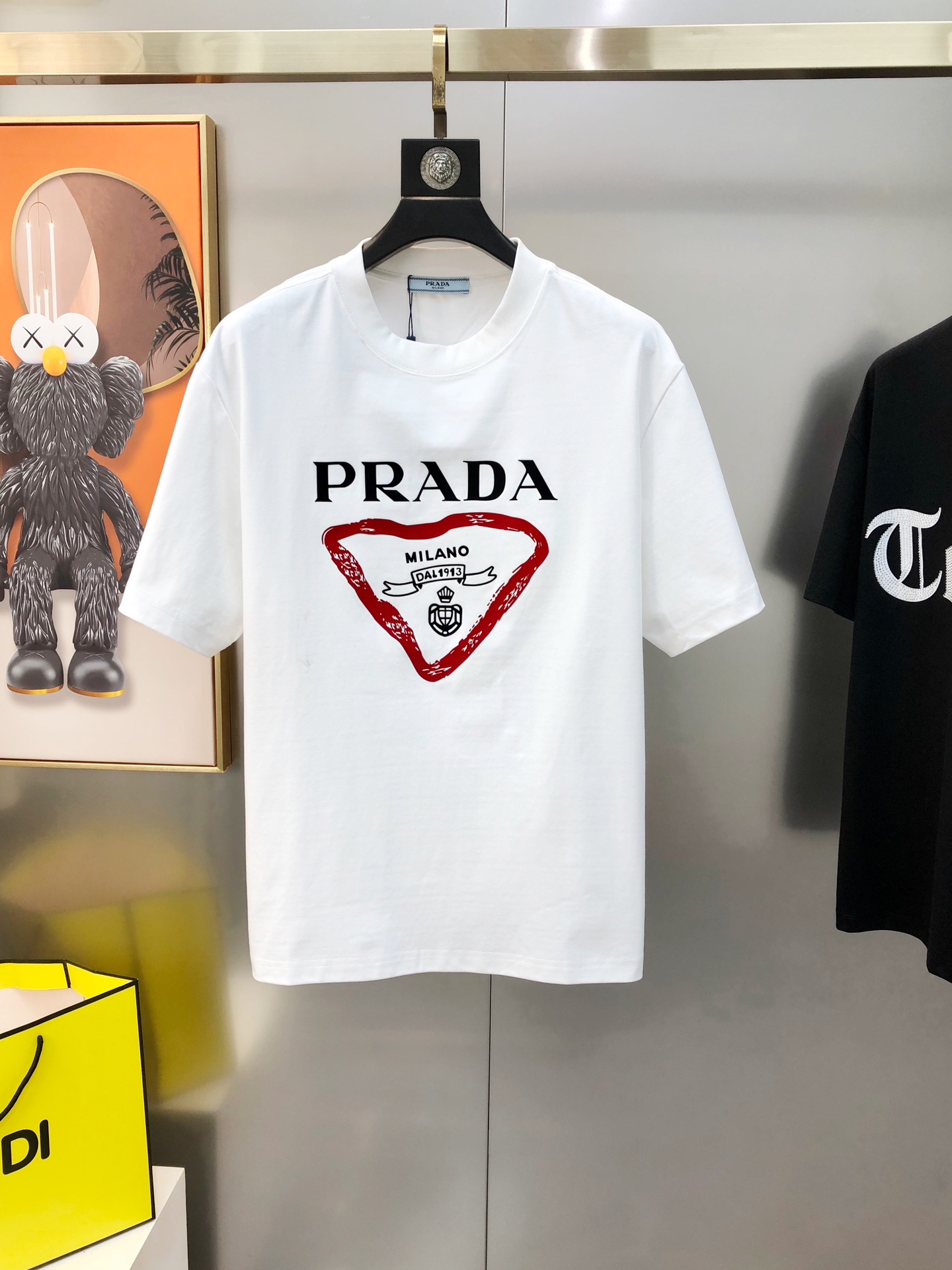 NO:128527,P*ADA Prada Spring and Summer New Original Single Men's Round Neck Short-Sleeve T-shirts are sold simultaneously in the counter. High-end quality. High-version. OS wide version. Three-dimensional printed letter logo design. Custom imported double-strand pure cotton fabric. Soft and delicate. Skin-friendly and comfortable to wear. OEM is very handsome and stylish. Size S-3XL (large and can wear about 210 kilograms. Please report height and weight when placing an order) Black and white. Shipping the next day,,prada,T-shirt,tees,t-shirt,alexander wang19860909P*ADA 普拉哒春夏新款原单男士圆领短袖T恤 专柜同步售卖 爆款高端品质 高版本 OS版型阔版 立体印胶字母logo设计 定制进口双股纯棉面料 手感柔软细腻 穿着亲肤舒适 代工厂精细做上身非常帅气有型 尺码S-3XL（偏大 最大码可穿210斤左右 下单请报身高体重) 黑色 白色 隔天出货,,prada,T-shirt,tees，t-shirt,alexander wang,Men's clothing