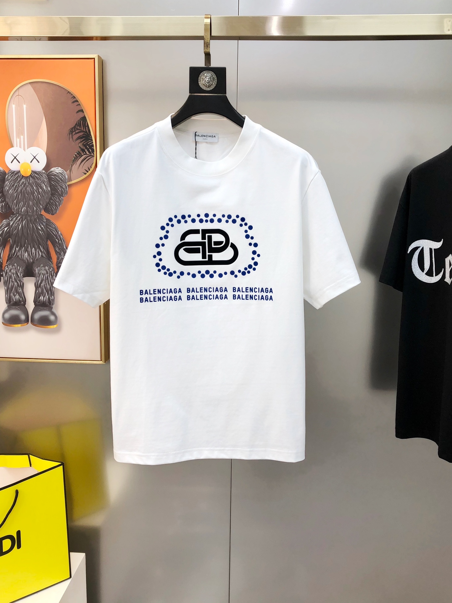 NO:128530,Bal*nciaga Spring and summer new style original single men's round neck short-sleeved T-shirt sold simultaneously in counters Hot high-end quality High-version OS wide version Three-dimensional printed letter logo pattern design Custom imported double-strand pure cotton fabric Soft and delicate touch, skin-friendly and comfortable to wear The OEM is finely made in the upper body very handsome and stylish S-3XL (large, maximum size can be worn about 210 kilograms. Please report height and weight when placing an order) Black White Shipping the next day,,balenciaga,T-shirt,tees,t-shirt,alexander wang19860909Bal*nciaga 巴黎世家春夏新款原单男士圆领短袖T恤 专柜同步售卖 爆款高端品质 高版本 OS版型阔版 立体印胶字母logo图案设计 定制进口双股纯棉面料 手感柔软细腻 穿着亲肤舒适 代工厂精细做上身非常帅气有型 尺码S-3XL（偏大 最大码可穿210斤左右 下单请报身高体重) 黑色 白色 隔天出货,,balenciaga,T-shirt,tees，t-shirt,alexander wang,Men's clothing