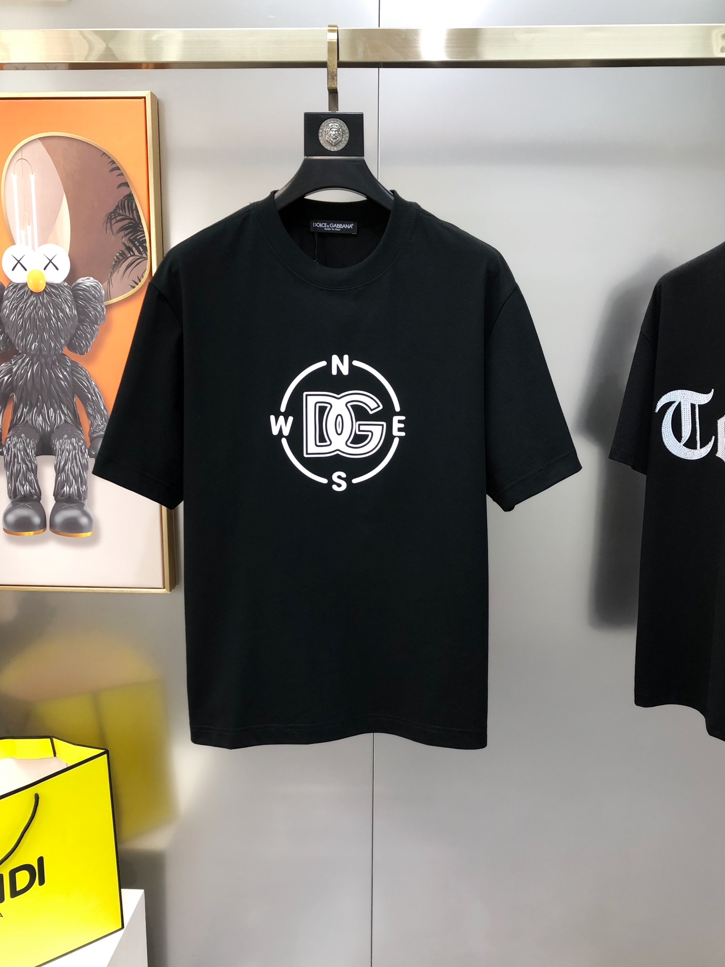 NO:128532,DG Dolce & Gabbana Spring and Summer New Original Single Men's Round Neck Short-Sleeve T-shirts are sold simultaneously in the counter. High-end quality. High-version. OS version. Wide version. Three-dimensional printed letter logo pattern design. Custom imported double-strand pure cotton fabric. Soft and delicate. Skin-friendly and comfortable to wear. OEM is very handsome and stylish. Size S-3XL (large. The maximum size can be worn about 210 kilograms. Please report height and weight when placing an order) Black and white. Shipping the next day, Dolce & Gabbana, Dolce & Gabbana, T-shirt,tees, t-shirt,alexander wang19860909DG 杜嘉班纳春夏新款原单男士圆领短袖T恤 专柜同步售卖 爆款高端品质 高版本 OS版型阔版 立体印胶字母logo图案设计 定制进口双股纯棉面料 手感柔软细腻 穿着亲肤舒适 代工厂精细做上身非常帅气有型 尺码S-3XL（偏大 最大码可穿210斤左右 下单请报身高体重) 黑色 白色 隔天出货,,Dolce&Gabbana,Dolce&Gabbana,T-shirt,tees，t-shirt,alexander wang,Men's clothing