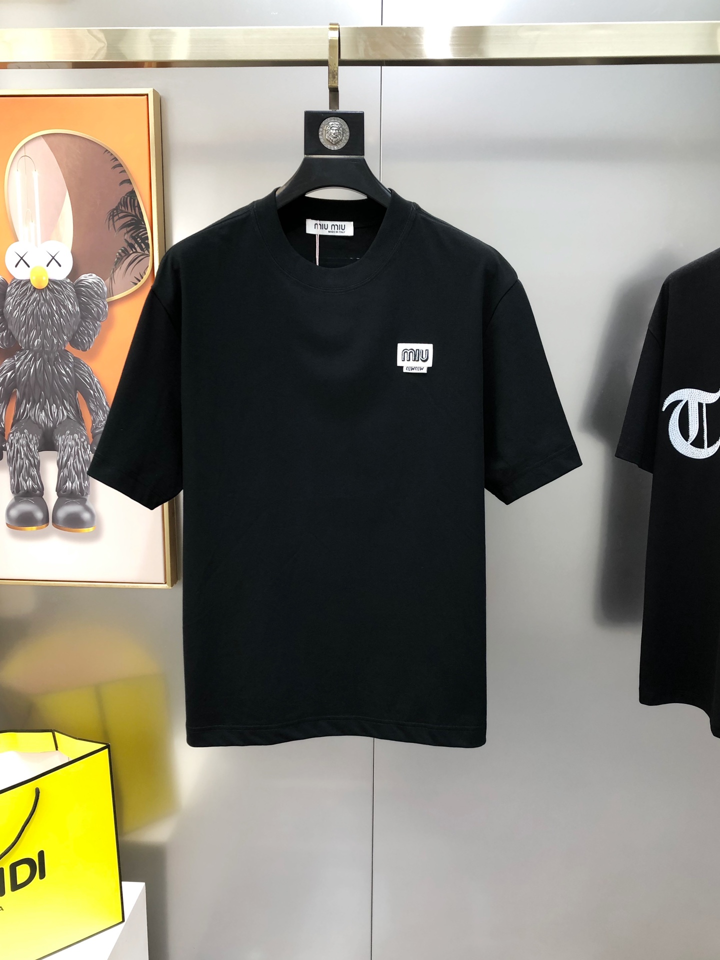 NO:128507,Miumiu Spring and Summer New Original Single Men's Round Neck Short-Sleeve T-shirts are sold simultaneously in the counter. High-end quality. High-version. OS wide version. Embroidered logo fabric design. Custom imported double-strand pure cotton fabric. Soft and delicate. Skin-friendly and comfortable to wear. OEM factory made it fine and very handsome and stylish. Size S-3XL (large. The maximum size can be worn about 210 kilograms. Please report height and weight when placing an order) Black and white. Shipping the next day,,miumiu, T-shirt,tees, t-shirt,alexander wang19860909miumiu春夏新款原单男士圆领短袖T恤 专柜同步售卖 爆款高端品质 高版本 OS版型阔版 绣logo布标设计 定制进口双股纯棉面料 手感柔软细腻 穿着亲肤舒适 代工厂精细做上身非常帅气有型 尺码S-3XL（偏大 最大码可穿210斤左右 下单请报身高体重) 黑色 白色 隔天出货,,miumiu,T-shirt,tees，t-shirt,alexander wang,Men's clothing