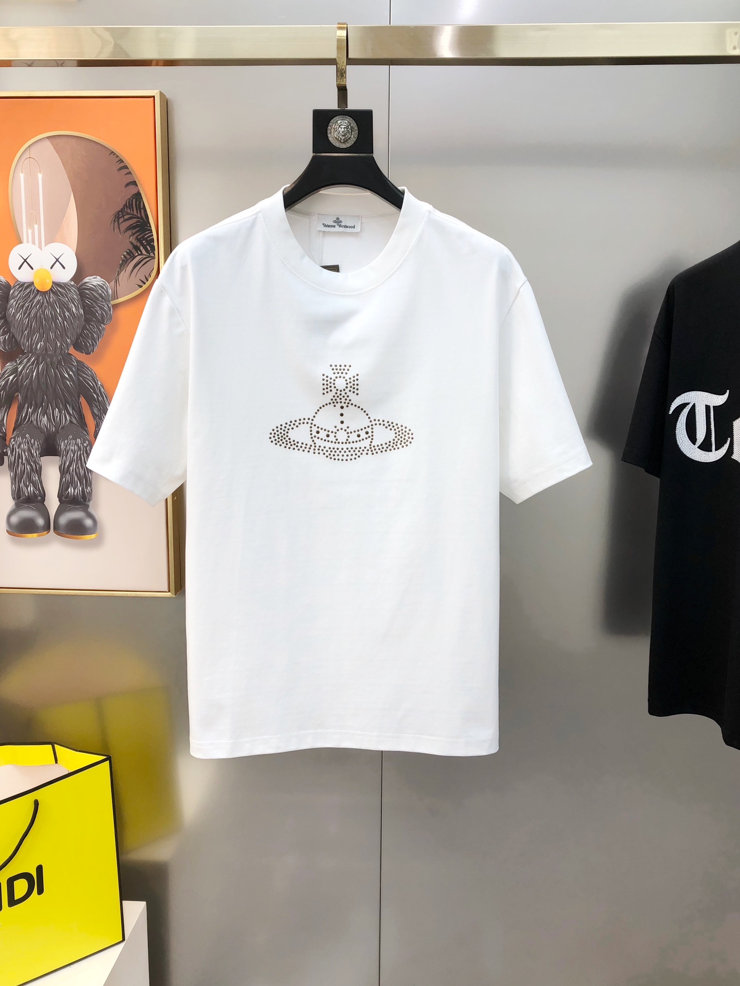 NO:128516,Viv*enne Westwood New spring and summer original single men's round neck short-sleeved T-shirt sold simultaneously in counters Hot-end high-end quality High-version OS version Hot-mark logo pattern design Custom imported double-strand pure cotton fabric Soft and delicate touch, skin-friendly and comfortable to wear The OEM is finely made in the upper body very handsome and stylish S-3XL (large, maximum size can be worn about 210 kilograms. Please report height and weight when placing an order) Black White Shipping the next day, T-shirt,tees,t-shirt,alexander wang19860909Viv*enne Westwood 西太后春夏新款原单男士圆领短袖T恤 专柜同步售卖 爆款高端品质 高版本 OS版型阔版 烫印logo图案设计 定制进口双股纯棉面料 手感柔软细腻 穿着亲肤舒适 代工厂精细做上身非常帅气有型 尺码S-3XL（偏大 最大码可穿210斤左右 下单请报身高体重) 黑色 白色 隔天出货,,T-shirt,tees，t-shirt,alexander wang,Men's clothing