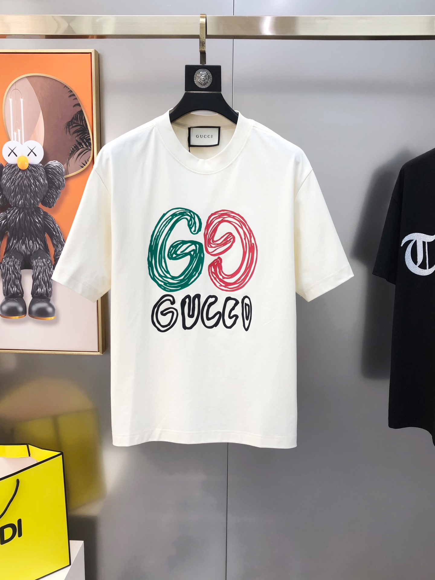 NO:128525,G*cci Guqi Spring and Summer New Original Single Men's Round Neck Short-Sleeve T-shirts are sold simultaneously in the counter. High-end quality. High-version. OS version. Wide version. Three-dimensional printed letter logo pattern design. Custom imported double-strand pure cotton fabric. Soft and delicate. Skin-friendly and comfortable to wear. OEM is very handsome and stylish. Size S-3XL (large. The maximum size can be worn about 210 kilograms. Please report height and weight when placing an order) Black beige. Shipping the next day, T-shirt,tees,t-shirt,alexander wang19860909G*cci 古齐春夏新款原单男士圆领短袖T恤 专柜同步售卖 爆款高端品质 高版本 OS版型阔版 立体印胶字母logo图案设计 定制进口双股纯棉面料 手感柔软细腻 穿着亲肤舒适 代工厂精细做上身非常帅气有型 尺码S-3XL（偏大 最大码可穿210斤左右 下单请报身高体重) 黑色 米色 隔天出货,,T-shirt,tees，t-shirt,alexander wang,Men's clothing