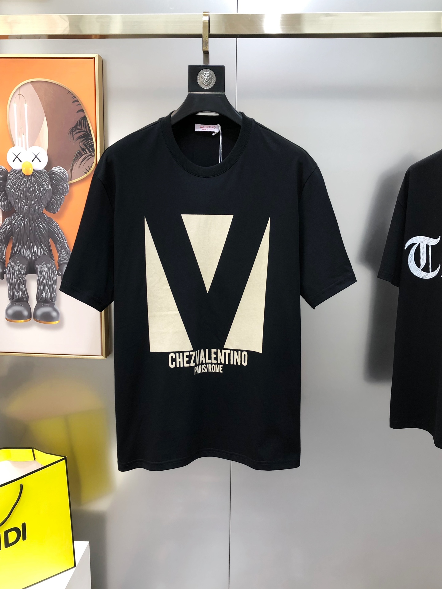 NO:128550,V*lentino Spring and Summer New Original Single Men's Round Neck Short-Sleeve T-shirts are sold simultaneously in the counter. High-end quality. High-version. OS version. Printed offset printed letter logo pattern design. Custom imported cotton fabric. Soft and delicate feel. Skin-friendly and comfortable to wear. OEM is very handsome and stylish. Must-have items for men. Three standards are complete. Size S-XL (large maximum size can be worn about 190 pounds. Please report height and weight when placing an order) Shipping the next day. Black White, valentino, T-shirt,tees, t-shirt,alexander wang19860909V*lentino 华伦天奴春夏新款原单男士圆领短袖T恤 专柜同步售卖 爆款高端品质 高版本 OS版型阔版 印胶印花字母logo图案设计 定制进口纯棉面料 手感柔软细腻 穿着亲肤舒适 代工厂精细做上身非常帅气有型 男士必备单品 三标齐 全 尺码S-XL（偏大最大码可穿190斤左右 下单请报身高体重) 隔天出货 黑色 白色,,valentino,T-shirt,tees，t-shirt,alexander wang,Men's clothing