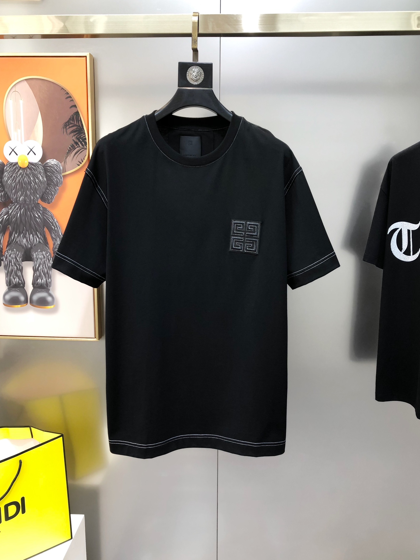 NO:128552,G*venchy Givenchy spring and summer new style original single men's round neck short-sleeved T-shirt sold simultaneously in counters Hot high-end quality High-version OS wide version Chest embroidered logo pattern design Custom imported cotton fabric Soft and delicate feel, skin-friendly and comfortable to wear The OEM factory made the upper body very handsome and stylish Men's essential items Three standards Complete S-M-L (large maximum size can wear about 185 kilograms. Please report height and weight when placing an order) Shipping the next day Black, given, T-shirt,tees, t-shirt,alexander wang19860909G*venchy 纪梵希春夏新款原单男士圆领短袖T恤 专柜同步售卖 爆款高端品质 高版本 OS版型阔版 胸前绣logo图案设计 定制进口纯棉面料 手感柔软细腻 穿着亲肤舒适 代工厂精细做上身非常帅气有型 男士必备单品 三标齐 全 尺码S-M-L（偏大最大码可穿185斤左右 下单请报身高体重) 隔天出货 黑色,,givenchy,T-shirt,tees，t-shirt,alexander wang,Men's clothing