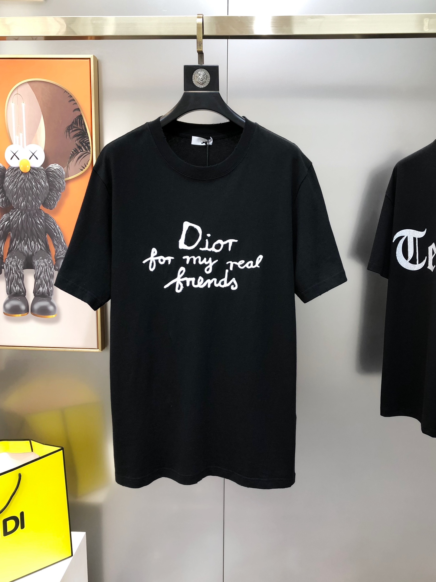 NO:128546,D*or Dior Spring and Summer New Original Single Men's Round Neck Knitted Short-Sleeve T-shirts, Sold simultaneously in the counter, Popular high-end quality, High-version OS wide version, Three-dimensional embroidered letter logo design, Custom imported knitted cotton blend fabric, soft and delicate, skin-friendly and comfortable to wear, OEM factory made the upper body very handsome and stylish, must-have items for men, three-standards, full Size S-XL (large maximum size can wear about 190 pounds, please report height and weight when placing an order) Shipping the next day Black White,,dior,T-shirt,tees,t-shirt,alexander wang19860909D*or 迪奥春夏新款原单男士圆领针织短袖T恤 专柜同步售卖 爆款高端品质 高版本 OS版型阔版 立体刺绣字母logo设计 定制进口针织棉混纺面料 手感柔软细腻 穿着亲肤舒适 代工厂精细做上身非常帅气有型 男士必备单品 三标齐 全 尺码S-XL（偏大最大码可穿190斤左右 下单请报身高体重) 隔天出货 黑色 白色,,dior,T-shirt,tees，t-shirt,alexander wang,Men's clothing