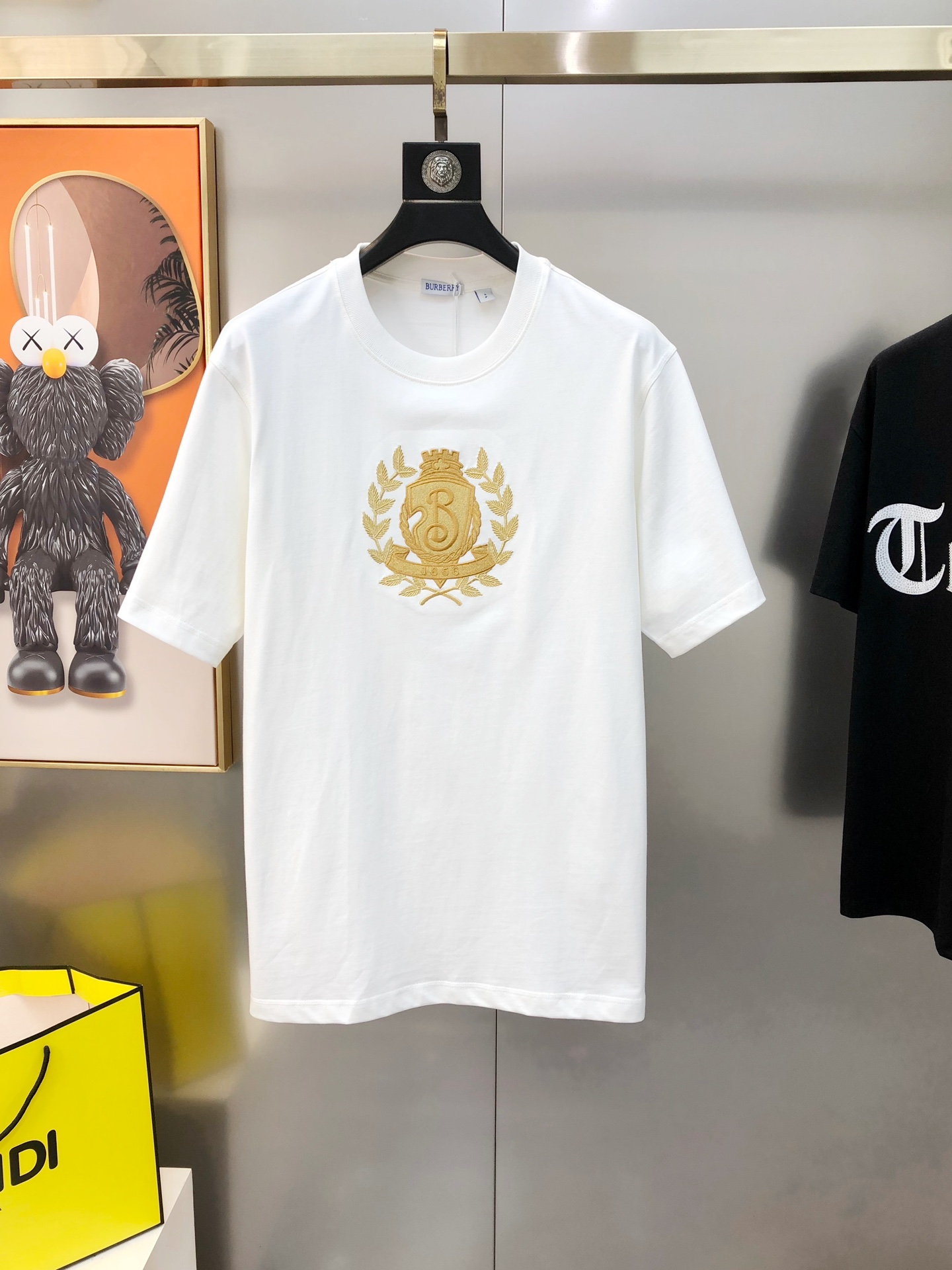 NO:128548,BURBE** Burberry Spring and Summer New Original Single Men's Round Neck Short-Sleeve T-shirts are sold simultaneously in the counter. High-end quality. High-version. OS version. Wide version. Three-dimensional embroidered logo pattern design. Custom imported cotton fabric. Soft and delicate. Skin-friendly and comfortable to wear. OEM is very handsome and stylish. Men's must-have items. Three-standard size. S-XL (large maximum size can be worn about 190 pounds. Please report height and weight when placing an order) Shipping the next day. Black White,,burberry,burberry,T-shirt,tees,t-shirt,alexander wang19860909BURBE** 巴宝莉春夏新款原单男士圆领短袖T恤 专柜同步售卖 爆款高端品质 高版本 OS版型阔版 立体刺绣logo图案设计 定制进口纯棉面料 手感柔软细腻 穿着亲肤舒适 代工厂精细做上身非常帅气有型 男士必备单品 三标齐 全 尺码S-XL（偏大最大码可穿190斤左右 下单请报身高体重) 隔天出货 黑色 白色,,burberry,burberry,T-shirt,tees，t-shirt,alexander wang,Men's clothing