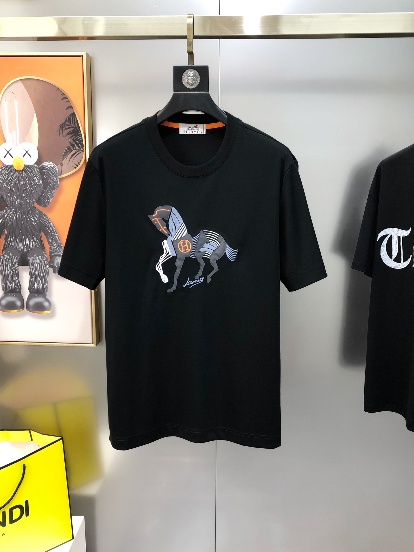 NO:128533,H*rmes Spring and Summer New Original Single Men's Round Neck Short-Sleeve T-shirt High-version Channel Goods High-end Customization Fashionable and versatile, Sold at the counter Simultaneously Three-dimensional Embroidery Logo Pattern Design Customer-supplied Customized 120 Double Mercerated Cotton Fabric, which is skin-friendly and comfortable to wear. The fabric is soft and breathable, and it feels very delicate to touch. The inner part is made of single-needle edge locking process!  It can ensure that the dress does not deform!  Decent cut, no sense of restraint, OEM factory workmanship shows temperament and classy, ​​very handsome upper body size M-3XL (maximum size can be worn about 190 kilograms. Please report height and weight to place an order) Black White Gray and blue, Hermes, T-shirt,tees, t-shirt,alexander wang19860909H*rmes 爱马仕春夏新款原单男士圆领短袖T恤 高版本 渠道货 高端定制 时尚百搭 柜台同步售卖 立体刺绣logo图案设计 客供定制进口120支双丝光棉面料,穿着亲肤舒适 面料柔软透气 摸上去非常细腻的感觉.内里全部采用单针锁边工艺！能够确保穿着不变形！裁剪得体,没有任何束缚感,代工厂做工精细 显气质 显档次 上身非常帅气 尺码M-3XL（最大码可穿190斤左右 下单请报身高体重) 黑色 白色 灰蓝色,,hermes,T-shirt,tees，t-shirt,alexander wang,Men's clothing