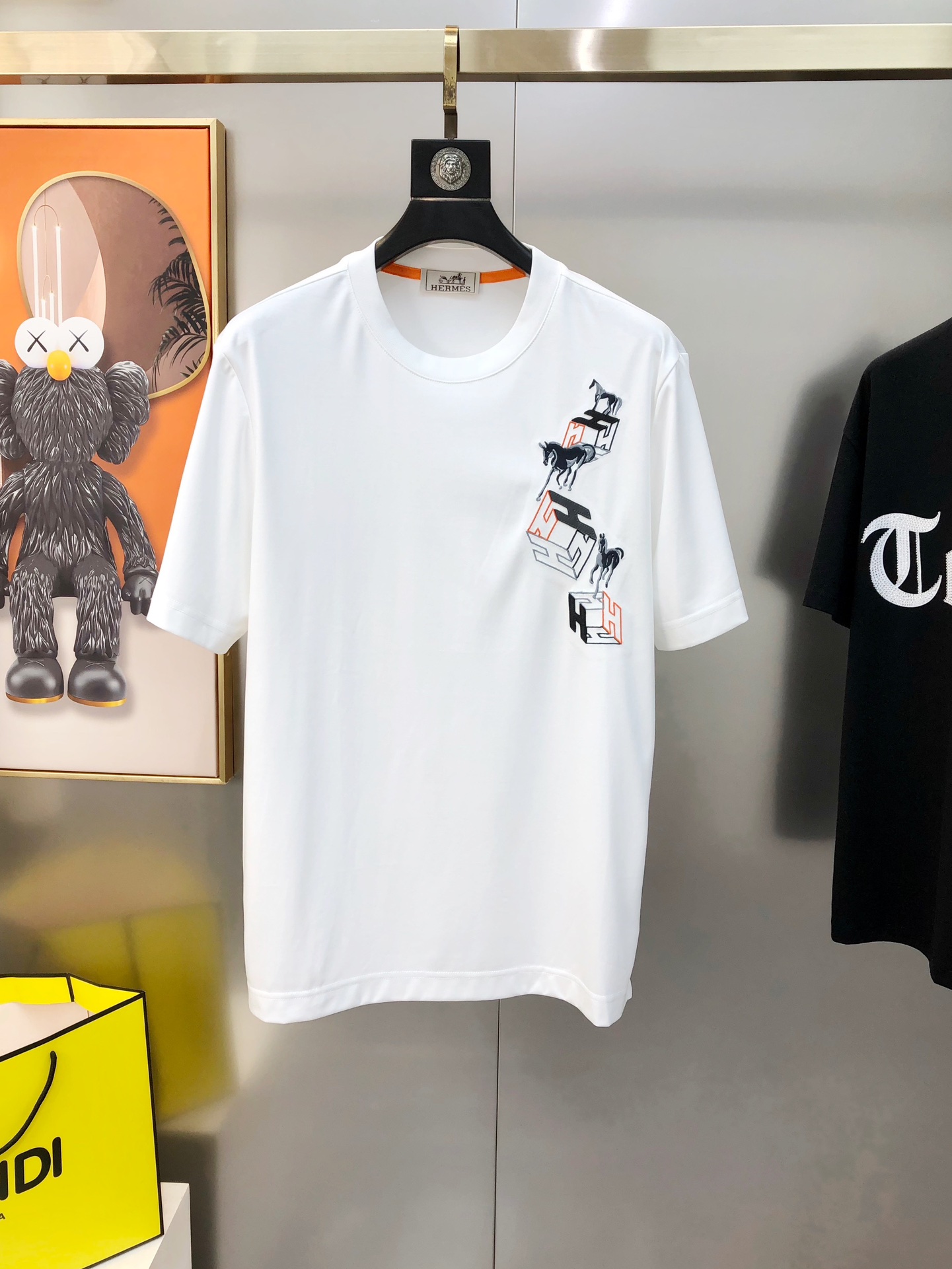 NO:128531,H*rmes Spring and Summer New Original Single Men's Round Neck Short-Sleeve T-shirt High-version Channel Goods High-end Customization Fashionable and versatile, Sold at the counter Simultaneously Three-dimensional Embroidery Logo Pattern Design Customer-supplied Customized 120 Double Mercerated Cotton Fabric, which is skin-friendly and comfortable to wear. The fabric is soft and breathable, and it feels very delicate to touch. The inner part is made of single-needle edge locking process!  It can ensure that the dress does not deform!  Decent cut, without any sense of restraint, OEM factory workmanship shows temperament and classy, ​​very handsome upper body size M-3XL (maximum size can be worn about 190 kilograms, please report height and weight to place an order) Black White Blue,, hermes, T-shirt,tees, t-shirt,alexander wang19860909H*rmes 爱马仕春夏新款原单男士圆领短袖T恤 高版本 渠道货 高端定制 时尚百搭 柜台同步售卖 立体刺绣logo图案设计 客供定制进口120支双丝光棉面料,穿着亲肤舒适 面料柔软透气 摸上去非常细腻的感觉.内里全部采用单针锁边工艺！能够确保穿着不变形！裁剪得体,没有任何束缚感,代工厂做工精细 显气质 显档次 上身非常帅气 尺码M-3XL（最大码可穿190斤左右 下单请报身高体重) 黑色 白色 蓝色,,hermes,T-shirt,tees，t-shirt,alexander wang,Men's clothing