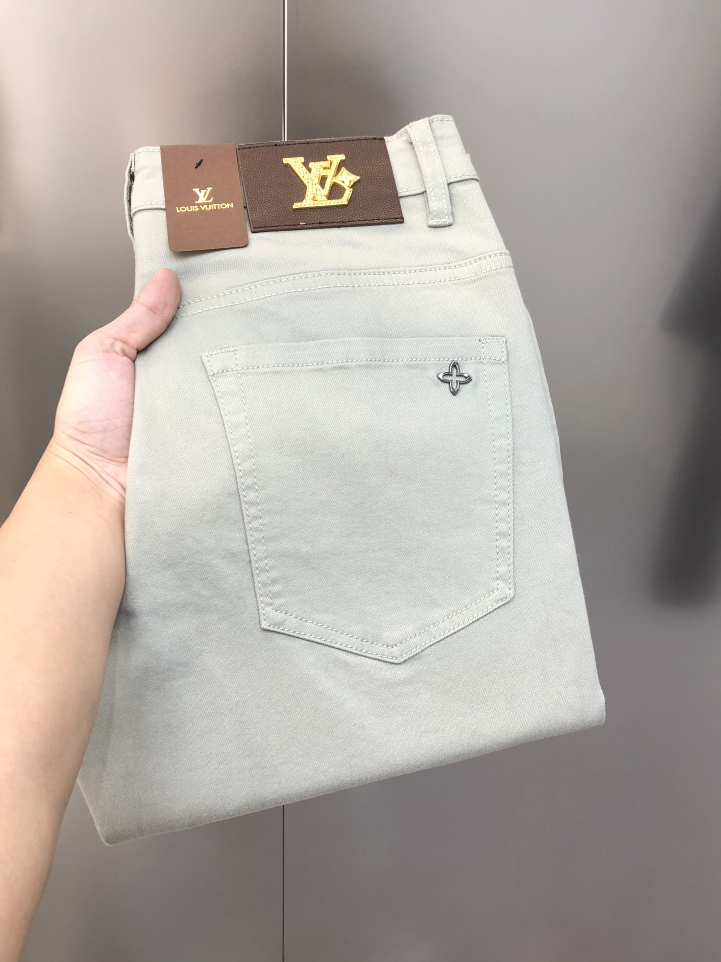 NO:128553,LV Louis Vuitton early spring new men's slim foot jeans, the official website is simple and fashionable, hot, high-end customization, original single ruthless goods, back pants bag logo design, custom imported denim wash denim pure cotton fabric, original auxiliary materials, fine workmanship, cool and energetic, soft and delicate, comfortable and breathable, commuter style, extremely high matching rate, overwhelming wear rate, counter quality, super handsome upper body, stylish, 28-38 (elastic) with 35, no 37, shipped the next day,,louis vuitton,louis vuitton,jeans,alexander wang19860909LV 路易威登早春新款男士修身小脚牛仔裤 官网同步简洁时尚 爆款 高端定制 原单狠货 后裤袋logo标设计 定制进口丹宁水洗牛仔纯棉面料 原版辅料 做工精细 酷劲活力十足 柔软细腻 舒适透气 通勤款 搭配率极高 耐穿率爆表 专柜品质 上身超帅气 有型 码数 28-38（有弹力)有35 无37 隔天出货,,louis vuitton,louis vuitton,jeans,alexander wang,Men's clothing