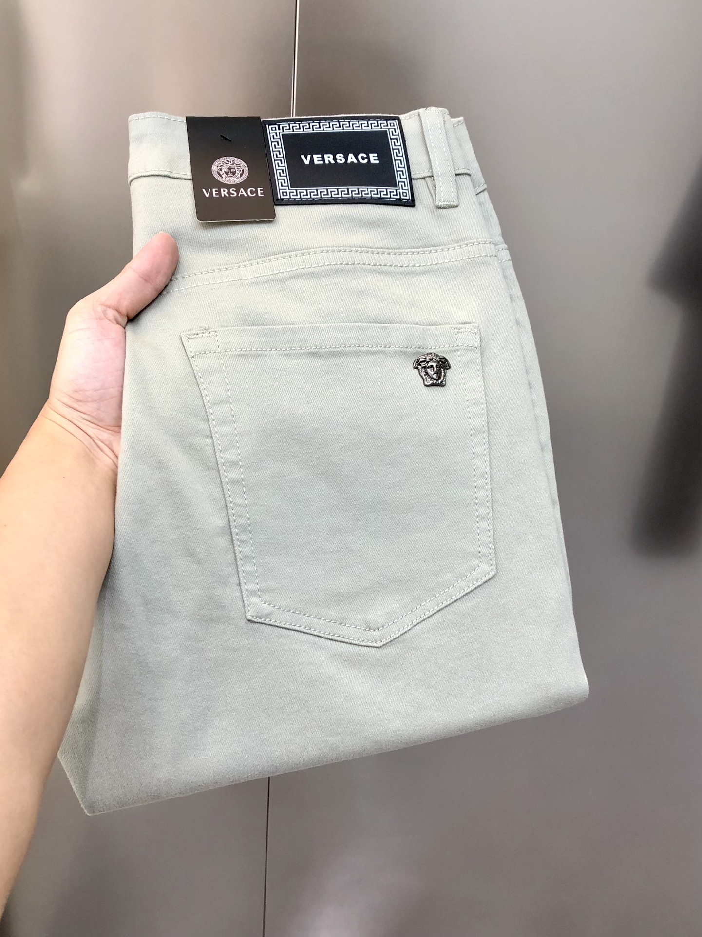 NO:128554,V*rsace, Versace, early spring new men's slim-fitting jeans, the official website is simple and fashionable, hot, high-end customization, original single, back pants, Medusa logo design, custom imported denim-washed denim pure cotton fabric, original auxiliary materials, fine workmanship, cool and energetic, soft and delicate, comfortable and breathable, commuter style, extremely high matching rate, overwhelming wear rate, counter quality, super handsome upper body, stylish, 28-38 (elastic) with 35, no 37, shipped the next day,,versace,jeans,alexander wang19860909V*rsace 范思哲早春新款男士修身小脚牛仔裤 官网同步简洁时尚 爆款 高端定制 原单狠货 后裤袋美杜莎logo标设计 定制进口丹宁水洗牛仔纯棉面料 原版辅料 做工精细 酷劲活力十足 柔软细腻 舒适透气 通勤款 搭配率极高 耐穿率爆表 专柜品质 上身超帅气 有型 码数 28-38（有弹力)有35 无37 隔天出货,,versace,jeans,alexander wang,Men's clothing