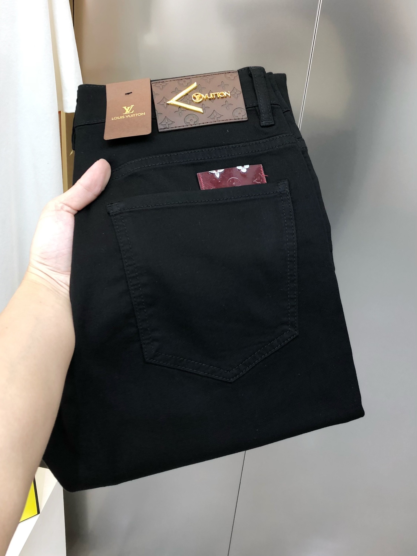 NO:128562,LV Louis Vuitton early spring new men's slim foot jeans, the official website is simple and fashionable, popular black cow, high-end customization, original single ruthless goods, back pants bag logo design, custom imported denim wash denim pure cotton fabric, original auxiliary materials, fine workmanship, cool and energetic, soft and delicate, comfortable and breathable, commuter style, extremely high matching rate, overwhelming wear rate, counter quality, super handsome upper body, stylish, 28-38 (elastic) with 35, not 37, shipped the next day,, louis vuitton, louis vuitton, jeans, alexander wang19860909LV 路易威登早春新款男士修身小脚牛仔裤 官网同步简洁时尚 爆款黑牛 高端定制 原单狠货 后裤袋logo标设计 定制进口丹宁水洗牛仔纯棉面料 原版辅料 做工精细 酷劲活力十足 柔软细腻 舒适透气 通勤款 搭配率极高 耐穿率爆表 专柜品质 上身超帅气 有型 码数 28-38（有弹力)有35,没37 隔天出货,,louis vuitton,louis vuitton,jeans,alexander wang,Men's clothing