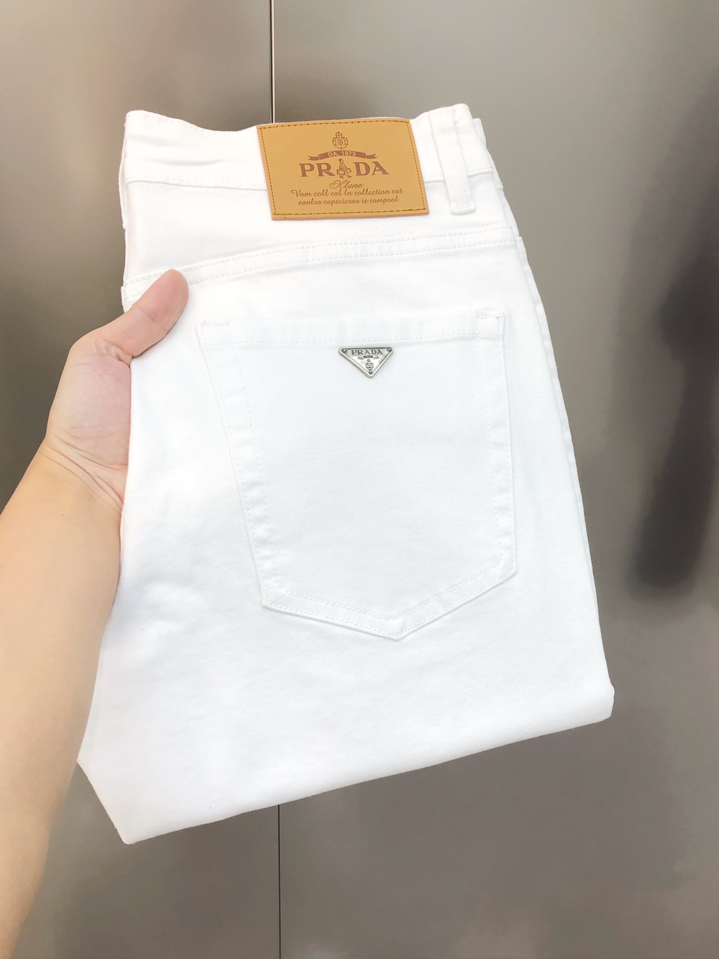 NO:128577,P*ADA Prada early spring new men's slim foot jeans, the official website is simple and fashionable, popular white cow, high-end customization, original single ruthless goods, back pants bag triangle logo design, custom imported denim wash denim pure cotton fabric, original auxiliary materials, fine workmanship, cool and energetic, soft and delicate, comfortable and breathable, commuter style, extremely high matching rate, overwhelming wear rate, counter quality, super handsome upper body, stylish, 28-38 (elastic) with 35, not 37, shipped the next day,,prada,jeans,alexander wang19860909P*ADA 普拉哒早春新款男士修身小脚牛仔裤 官网同步简洁时尚 爆款白牛 高端定制 原单狠货 后裤袋三角logo标设计 定制进口丹宁水洗牛仔纯棉面料 原版辅料 做工精细 酷劲活力十足 柔软细腻 舒适透气 通勤款 搭配率极高 耐穿率爆表 专柜品质 上身超帅气 有型 码数 28-38（有弹力)有35,没37 隔天出货,,prada,jeans,alexander wang,Men's clothing