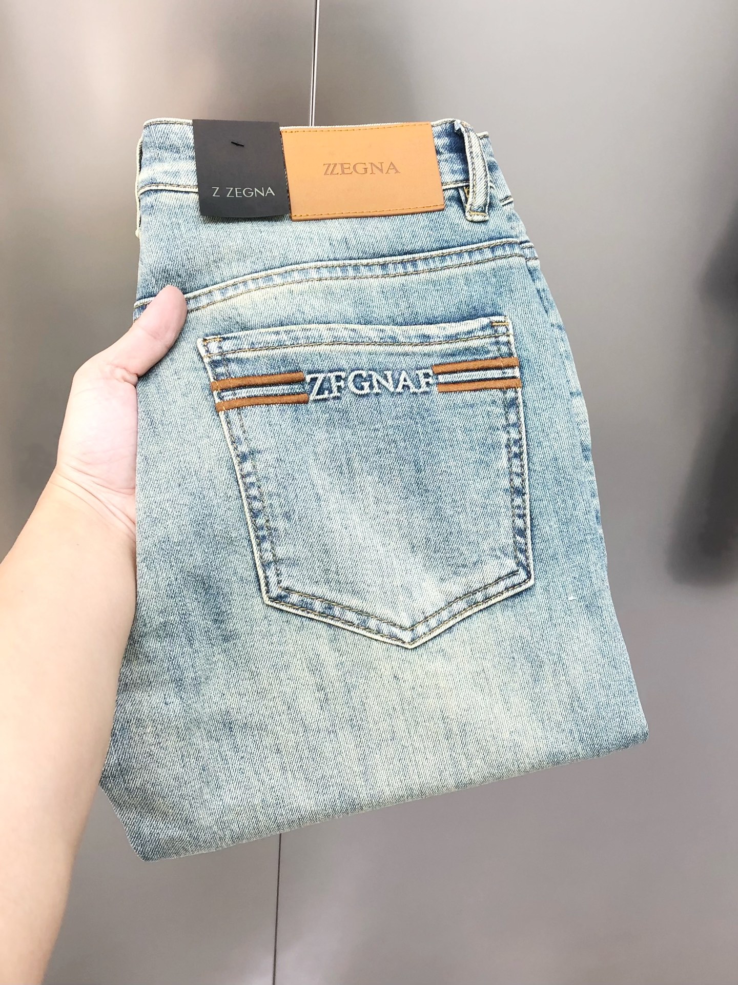 NO:128559,Z*gna Jenia's new early spring slim-fitting jeans for men. The official website is simple and fashionable. Hot products. High-end customization. Original single ruthless goods. Embossed letter logo design. Custom imported denim-washed denim pure cotton fabric. Original auxiliary materials. Fine workmanship. Cool and vitality. Soft and delicate. Commuter style. Extremely matched. Extremely durable. Counter quality. Super handsome. Stylish. Number of 28-38 (elastic). There are 35. No. 37. Shipping the next day. Zegna, jeans, alexander wang.19860909Z*gna 杰尼亚早春新款男士修身小脚牛仔裤 官网同步简洁时尚 爆款 高端定制 原单狠货 后裤袋刺绣压花字母logo设计 定制进口丹宁水洗牛仔纯棉面料 原版辅料 做工精细 酷劲活力十足 柔软细腻 舒适透气 通勤款 搭配率极高 耐穿率爆表 专柜品质 上身超帅气 有型 码数 28-38（有弹力)有35,没37 隔天出货,,zegna,jeans,alexander wang,Men's clothing