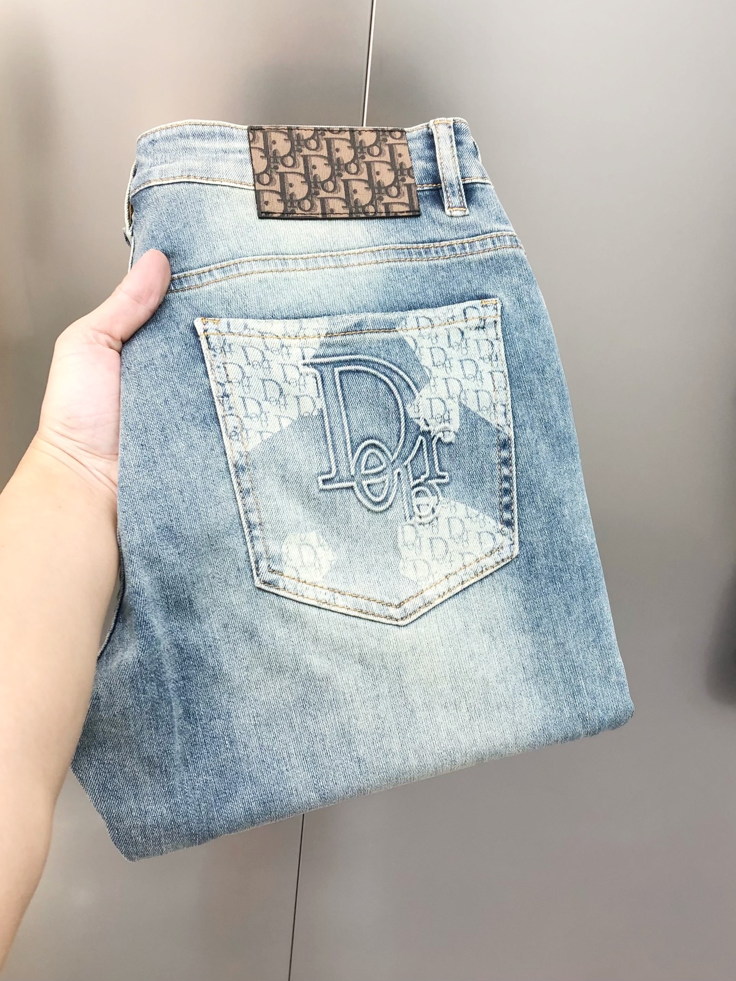 NO:128574,D*or Dior's new men's slim foot jeans in the early spring, the official website is simple and fashionable, the hottest, high-end customization, original single ruthless goods, embossed printed logo design, custom imported denim-washed denim pure cotton fabric, original auxiliary materials, fine workmanship, cool and energetic, soft and delicate, comfortable and breathable, commuter style, extremely high matching rate, overwhelming wear rate, counter quality, super handsome upper body, stylish, 28-38 (elastic) with 35, not 37, shipped the next day,,dior,jeans,alexander wang19860909D*or 迪奥早春新款男士修身小脚牛仔裤 官网同步简洁时尚 爆款 高端定制 原单狠货 后裤袋压花印花logo设计 定制进口丹宁水洗牛仔纯棉面料 原版辅料 做工精细 酷劲活力十足 柔软细腻 舒适透气 通勤款 搭配率极高 耐穿率爆表 专柜品质 上身超帅气 有型 码数 28-38（有弹力)有35,没37 隔天出货,,dior,jeans,alexander wang,Men's clothing