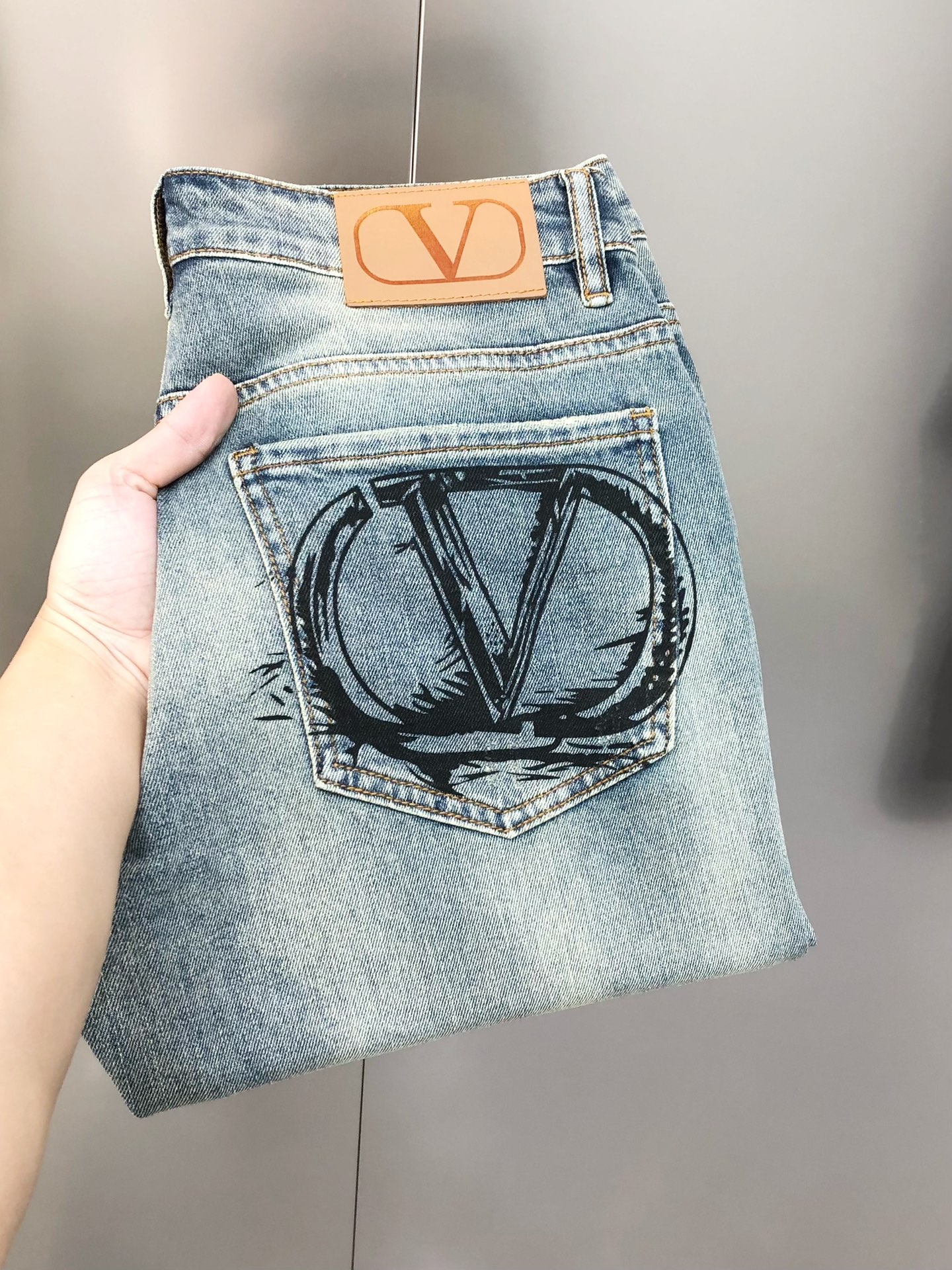 NO:128555,Val*ntino early spring new style of men's slim foot jeans, the official website is simple and fashionable, hot, high-end customization, original single ruthless goods, back pants bag printed logo design, custom imported denim-washed denim pure cotton fabric, original auxiliary materials, fine workmanship, cool and energetic, soft and delicate, comfortable and breathable, commuter style, extremely high matching rate, overwhelming wear rate, counter quality, super handsome upper body, stylish, 28-38 (elastic) with 35, not 37, shipped the next day,,valentino,jeans,alexander wang19860909Val*ntino 华伦天奴早春新款男士修身小脚牛仔裤 官网同步简洁时尚 爆款 高端定制 原单狠货 后裤袋印花logo设计 定制进口丹宁水洗牛仔纯棉面料 原版辅料 做工精细 酷劲活力十足 柔软细腻 舒适透气 通勤款 搭配率极高 耐穿率爆表 专柜品质 上身超帅气 有型 码数 28-38（有弹力)有35,没37 隔天出货,,valentino,jeans,alexander wang,Men's clothing