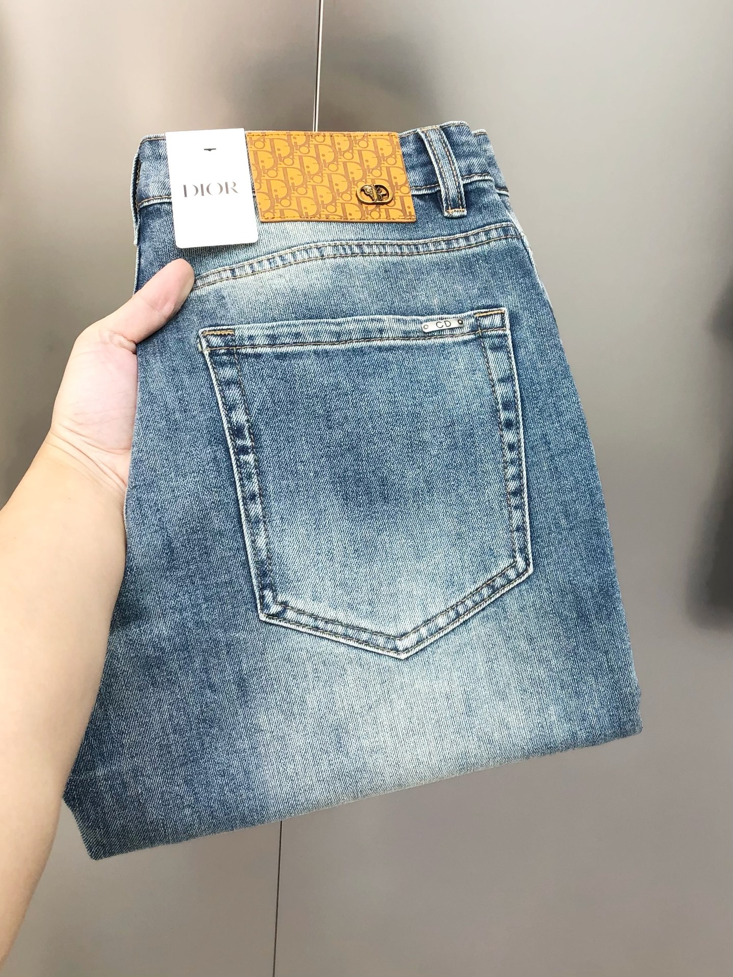 NO:128565,D*or Dior's new men's slim foot jeans in the early spring, the official website is simple and fashionable, the hottest, high-end customization, original single ruthless goods, back pants bag logo design, custom imported denim-washed denim pure cotton fabric, original auxiliary materials, fine workmanship, cool and energetic, soft and delicate, comfortable and breathable, commuter style, extremely high matching rate, overwhelming wear rate, counter quality, super handsome upper body, stylish, 28-38 (elastic) with 35, not 37, shipped the next day,,dior,jeans,alexander wang19860909D*or 迪奥早春新款男士修身小脚牛仔裤 官网同步简洁时尚 爆款 高端定制 原单狠货 后裤袋logo标设计 定制进口丹宁水洗牛仔纯棉面料 原版辅料 做工精细 酷劲活力十足 柔软细腻 舒适透气 通勤款 搭配率极高 耐穿率爆表 专柜品质 上身超帅气 有型 码数 28-38（有弹力)有35,没37 隔天出货,,dior,jeans,alexander wang,Men's clothing