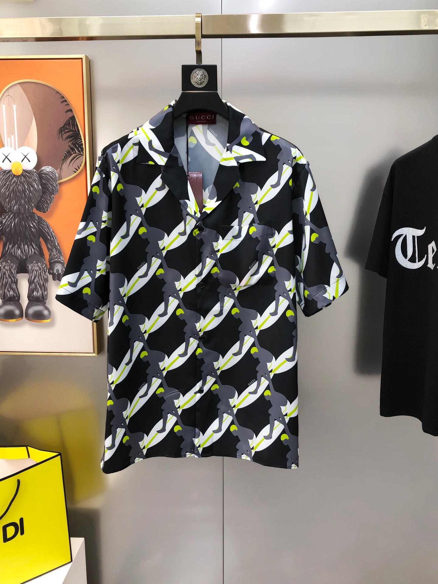 NO:128606,G*cci Guqi Early Spring New Men's Original Single Casual Short-Sleeve Shirts Sold Simultaneously on the official website Fashion trendy style High-version Hot High-definition Digital Direct-Sprayed Printed Letter Logo Pattern Design Original Button Customized Double String 120 Poplin Cotton Fabric Soft and Delicate Skin-friendly and comfortable to wear The texture and comfort of the fabric reach the peak. The OEM is fine and versatile and casual. The upper body is very good. Must-have items for men. Size 46-52=S-XL (large and maximum size is about 190 pounds. Please report your height and weight when placing an order) Shirts, T-shirt, alexander wang19860909G*cci 古齐早春新款男士原单休闲短袖衬衫 官网同步售卖 时尚潮款 高版本 爆款 高清数码直喷印花字母logo图案设计 原版纽扣 定制双股120支府绸棉面料 手感柔软细腻 穿着亲肤舒适透气 面料质感与舒适度达到登峰造极 代工厂精细做百搭休闲 上身非常赞 男士必备单品 尺码46-52=S-XL（偏大最大码穿190斤左右 下单请报身高体重）隔天出货,,shirts,T-shirt,alexander wang,Men's clothing