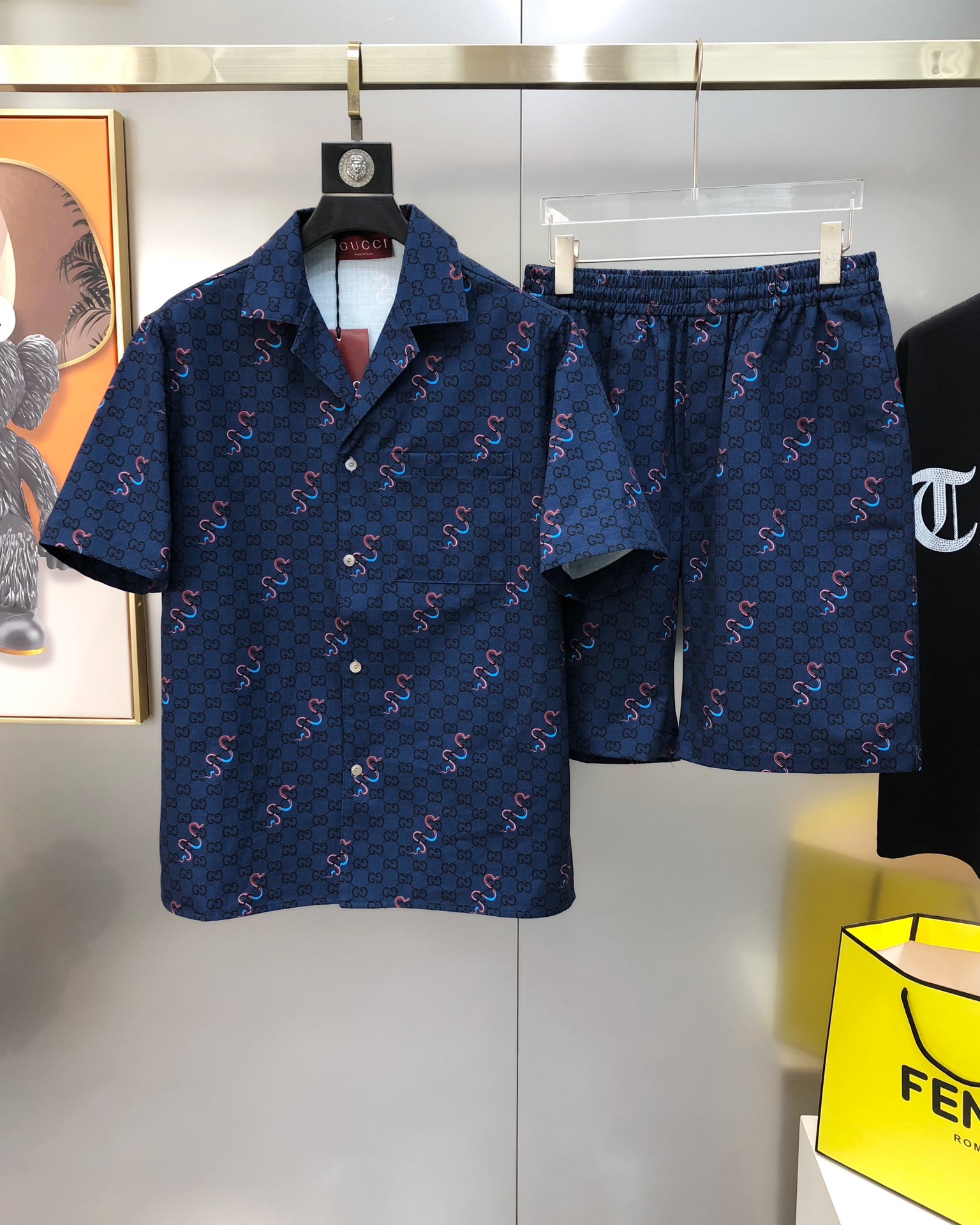 NO:128609,Tops, shorts, G*cci Guqi Early Spring New Men's Original Single Casual Suit Short Sleeve Shirts and Shorts Can be sold on the official website at the same time. Fashionable and trendy style. High-version. Hot version. High-definition digital direct-sprayed letter logo pattern design. Original buttons. Customized original imported fabric. Soft and delicate touch. Skin-friendly and comfortable. The fabric texture and comfort reach the peak. OEM factory made versatile and casual. The upper body is very good. Must-have items for men. Size 46-52=S-XL (large and maximum size is about 190 pounds. Please report height and weight when placing an order) shipped the next day, shorts,shirts,T-shirt,alexander wang19860909上衣 短裤 G*cci 古齐早春新款男士原单休闲套装短袖衬衫短裤 可拆开售卖官网同步售卖 时尚潮款 高版本 爆款 高清数码直喷印花字母logo图案设计 原版纽扣 定制原版进口面料 手感柔软细腻 穿着亲肤舒适透气 面料质感与舒适度达到登峰造极 代工厂精细做百搭休闲 上身非常赞 男士必备单品 尺码46-52=S-XL（偏大最大码穿190斤左右 下单请报身高体重）隔天出货,,shorts,shirts,T-shirt,alexander wang,Men's clothing