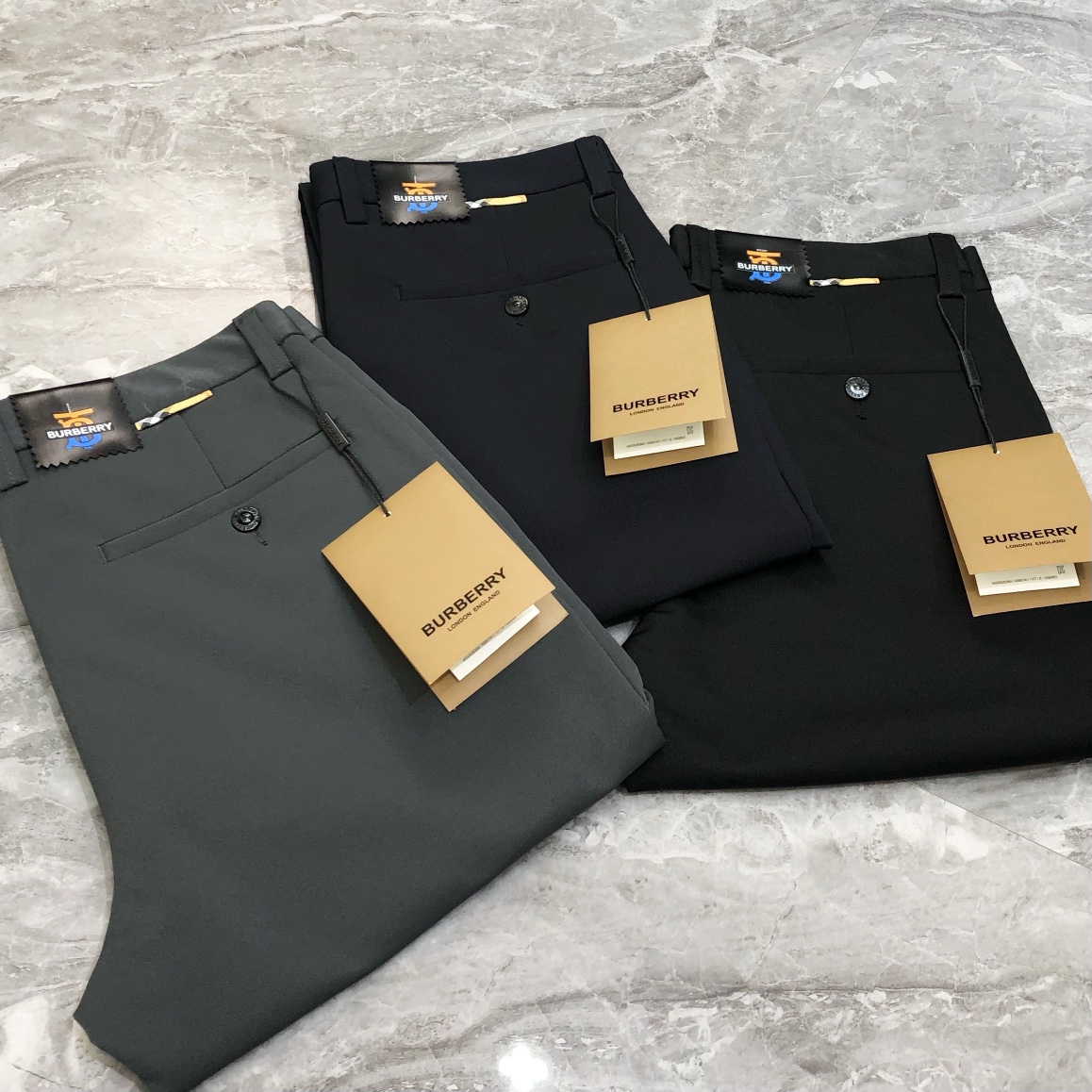 NO:128567,BURBE** Burberry's new early spring original single men's business casual trousers and trousers sold at the counter simultaneously. High-end goods, simple, generous and versatile, straight and slim fit style, customized original imported cotton fabric, delicate and super soft!  The upper body is good but not tight, so you can enjoy it at first sight and buy it at first sight!  The overall appearance is designed without many embellishments!  Customized original all-in-one auxiliary materials!  Simple, OEM factory can make commuting models and business casuals. Size 28-40 sizes. No 35, 37, 39 shipped the next day. Black royal blue gray, burberry, burberry, alexander wang19860909BURBE** 巴宝莉早春新款原单男士商务休闲裤西裤 柜台同步售卖 高端货 简洁大方百搭 直筒偏修身版型 定制原版进口纯棉面料 面料细腻、超柔软！上身型好、却不绷紧,让你一眼就入心、一眼就入手！外观整体无多点缀设计 ！定制原版全品辅料！简简单单,代工厂精细做通勤款、商务休闲皆可 尺码28-40码 没35,37,39隔天出货 黑色 宝蓝色 灰色,,burberry,burberry,alexander wang,Men's clothing