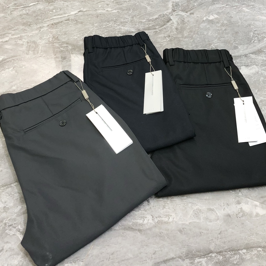 NO:128558,D*or Dior's new original single men's business casual trousers are sold simultaneously at the counter. High-end products are simple, generous and versatile. Straight-tipped slim fit. Customized original imported cotton fabric. The fabric is delicate and super soft!  The upper body is good but not tight, so you can enjoy it at first sight and buy it at first sight!  The overall appearance is designed without many embellishments!  Customized original all-in-one auxiliary materials!  Simple, OEM factory can make commuting models and business leisure products. Size 28-36 sizes. No 35 shipments the next day, dior, alexander wang19860909D*or 迪奥新款原单男士商务休闲裤西裤 柜台同步售卖 高端货 简洁大方百搭 直筒偏修身版型 定制原版进口纯棉面料 面料细腻、超柔软！上身型好、却不绷紧,让你一眼就入心、一眼就入手！外观整体无多点缀设计 ！定制原版全品辅料！简简单单,代工厂精细做通勤款、商务休闲皆可 尺码28-36码 没35隔天出货,,dior,alexander wang,Men's clothing