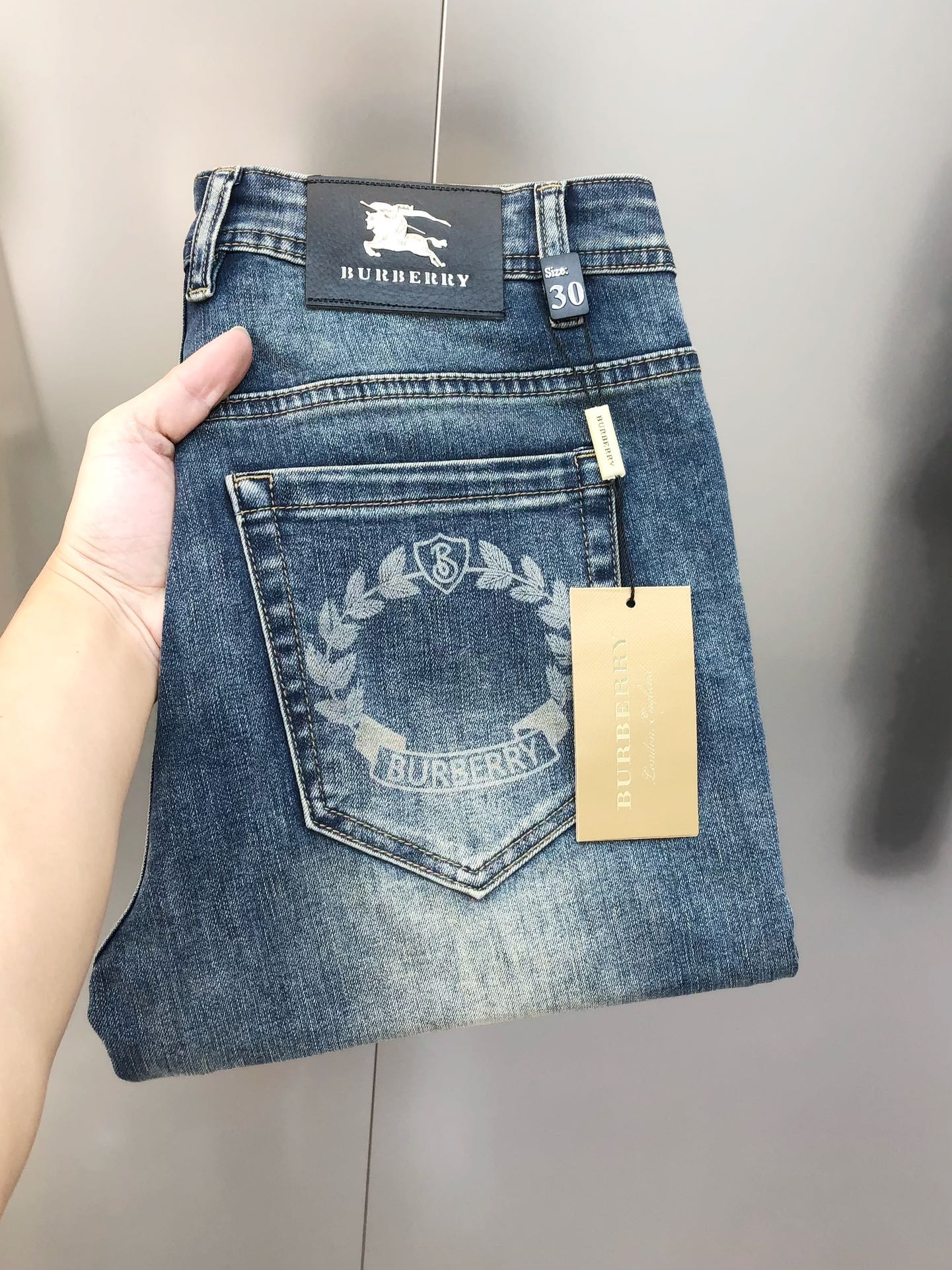 NO:128541,BURBE** Burberry new men's slim-fitting jeans, the official website is simple and fashionable, hot, high-end customization, original single-handed war horse logo pattern design, custom imported denim-washed denim pure cotton fabric, original auxiliary materials, fine workmanship, cool and energetic, soft and delicate, comfortable and breathable, commuter style, extremely high matching rate, overwhelming wear rate, counter quality, super handsome upper body, stylish, 29-38 (elastic) not 35 37 shipped the next day,,burberry,burberry,jeans,alexander wang19860909BURBE** 巴宝莉新款男士修身小脚牛仔裤 官网同步简洁时尚 爆款 高端定制 原单狠货 印花战马logo图案设计 定制进口丹宁水洗牛仔纯棉面料 原版辅料 做工精细 酷劲活力十足 柔软细腻 舒适透气 通勤款 搭配率极高 耐穿率爆表 专柜品质 上身超帅气 有型 码数 29-38（有弹力)没35 37 隔天出货,,burberry,burberry,jeans,alexander wang,Men's clothing