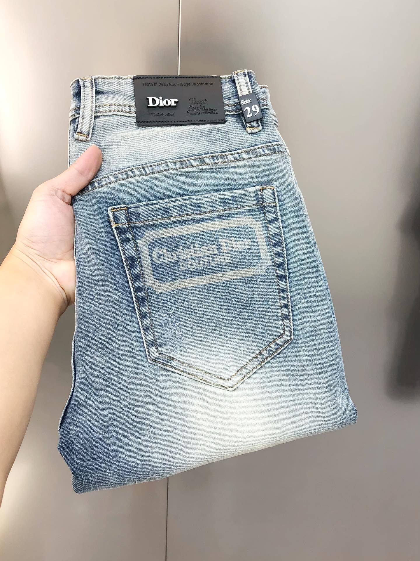 NO:128543,D*or Dior new men's slim foot jeans, the official website is simple and fashionable, the hot-selling old-fashioned holes, high-end customization, original single-stand-true, printed letter logo design, custom imported denim-washed cotton fabric, original auxiliary materials, fine workmanship, cool and energetic, soft and delicate, comfortable and breathable, commuter style, extremely high matching rate, overwhelming wear rate, counter quality, super handsome upper body, stylish, number of 29-38 (elastic) not 35 37 shipped the next day,,dior,jeans,alexander wang19860909D*or 迪奥新款男士修身小脚牛仔裤 官网同步简洁时尚 爆款做旧破洞 高端定制 原单狠货 印花字母logo设计 定制进口丹宁水洗牛仔纯棉面料 原版辅料 做工精细 酷劲活力十足 柔软细腻 舒适透气 通勤款 搭配率极高 耐穿率爆表 专柜品质 上身超帅气 有型 码数 29-38（有弹力)没35 37 隔天出货,,dior,jeans,alexander wang,Men's clothing