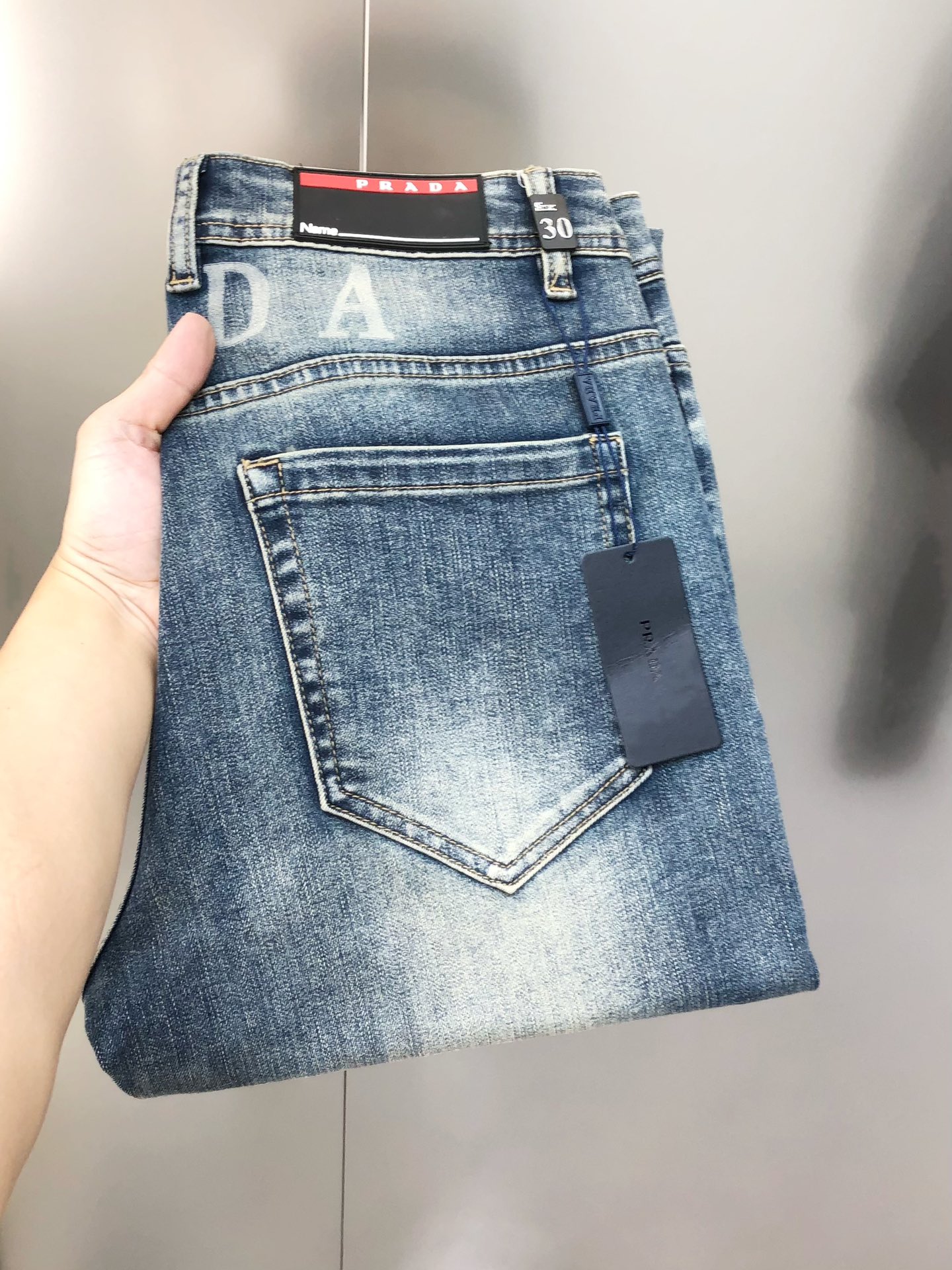 NO:128547,P*ADA Prada new men's slim foot jeans, the official website is simple and fashionable, hot, high-end customization, original single-stand-rule product, printed letter logo design, custom imported denim wash denim pure cotton fabric, original auxiliary materials, fine workmanship, cool and energetic, soft and delicate, comfortable and breathable, commuter style, extremely high matching rate, overwhelming wear rate, counter quality, super handsome upper body, stylish, 29-38 (elastic) not 35 37 shipped the next day,,prada,jeans,alexander wang19860909P*ADA 普拉哒新款男士修身小脚牛仔裤 官网同步简洁时尚 爆款 高端定制 原单狠货 印花字母logo设计 定制进口丹宁水洗牛仔纯棉面料 原版辅料 做工精细 酷劲活力十足 柔软细腻 舒适透气 通勤款 搭配率极高 耐穿率爆表 专柜品质 上身超帅气 有型 码数 29-38（有弹力)没35 37 隔天出货,,prada,jeans,alexander wang,Men's clothing