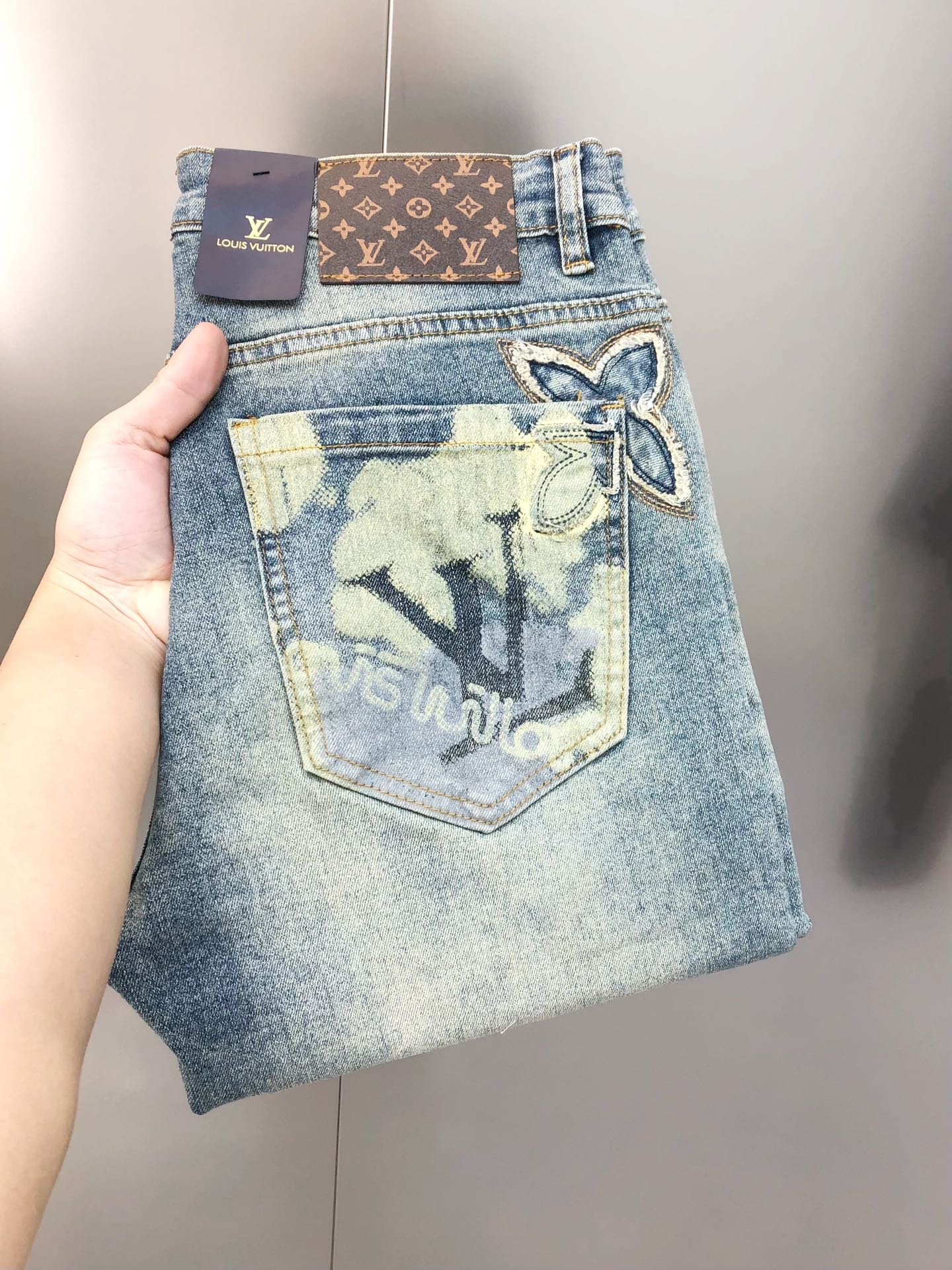 NO:128568,LV Louis Vuitton early spring new men's slim foot jeans, the official website is simple and fashionable, hot, high-end customization, original single-stand-stand-printed patch embroidery logo pattern design, custom imported denim-washed denim pure cotton fabric, original auxiliary materials, fine workmanship, cool and energetic, soft and delicate, comfortable and breathable, commuter style, extremely high matching rate, overwhelming wear rate, counter quality, super handsome upper body, stylish, 29-40 (elastic) not 37 39 shipped the next day,,louis vuitton,louis vuitton,jeans,alexander wang19860909LV 路易威登早春新款男士修身小脚牛仔裤 官网同步简洁时尚 爆款 高端定制 原单狠货 印花贴布刺绣logo图案设计 定制进口丹宁水洗牛仔纯棉面料 原版辅料 做工精细 酷劲活力十足 柔软细腻 舒适透气 通勤款 搭配率极高 耐穿率爆表 专柜品质 上身超帅气 有型 码数 29-40（有弹力)没37 39 隔天出货,,louis vuitton,louis vuitton,jeans,alexander wang,Men's clothing