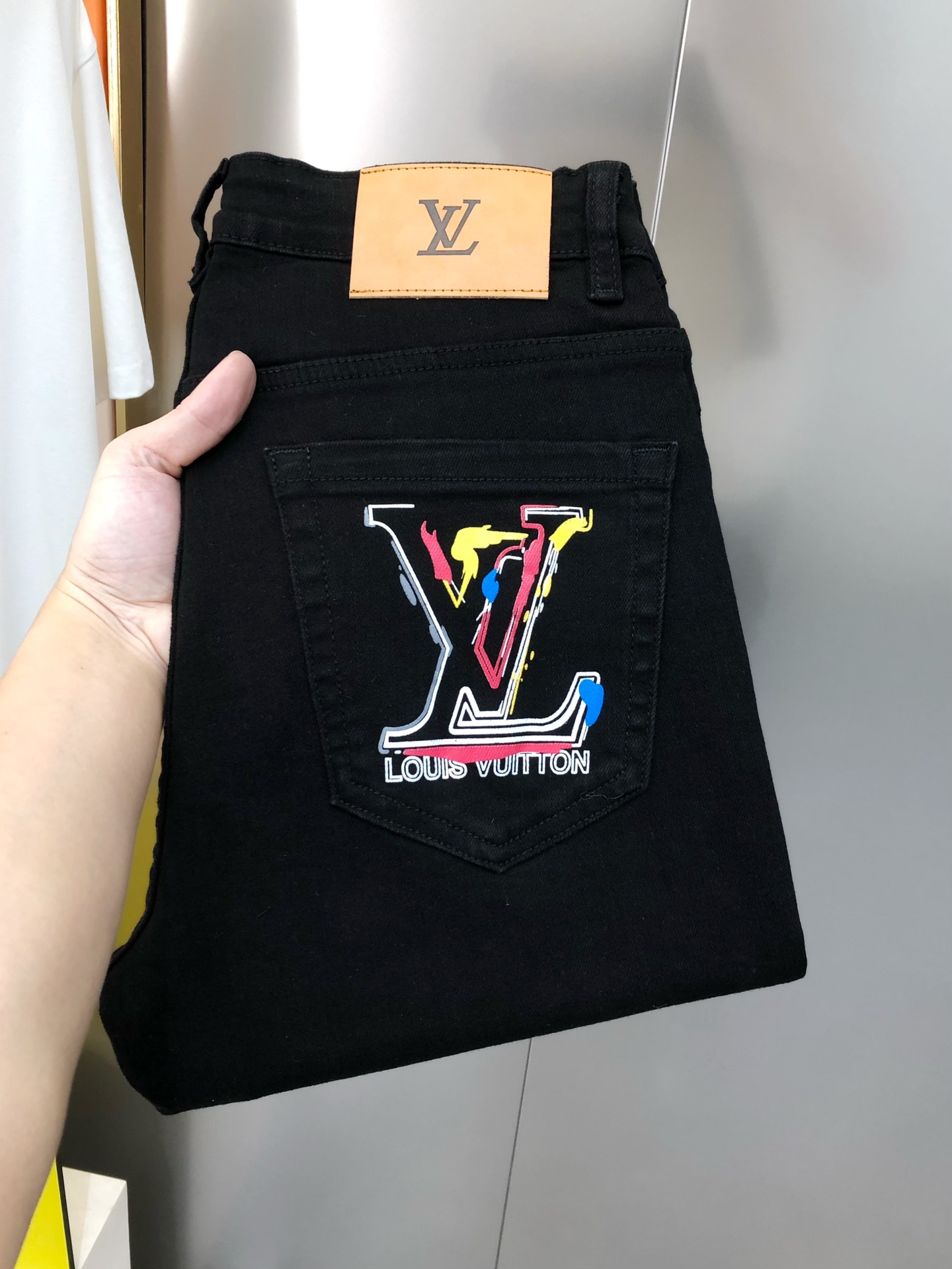 NO:128571,LV Louis Vuitton early spring new men's slim foot jeans, the official website is simple and fashionable, popular black cow, high-end customization, original single-stand-printed letter logo pattern design, custom imported denim wash denim pure cotton fabric, original auxiliary materials, fine workmanship, cool and energetic, soft and delicate, comfortable and breathable, commuter style, extremely high matching rate, overwhelming wear rate, counter quality, super handsome upper body, stylish, 29-40 (elastic) not 37 39 shipped the next day,,louis vuitton,louis vuitton,jeans,alexander wang19860909LV 路易威登早春新款男士修身小脚牛仔裤 官网同步简洁时尚 爆款黑牛 高端定制 原单狠货 印胶字母logo图案设计 定制进口丹宁水洗牛仔纯棉面料 原版辅料 做工精细 酷劲活力十足 柔软细腻 舒适透气 通勤款 搭配率极高 耐穿率爆表 专柜品质 上身超帅气 有型 码数 29-40（有弹力)没37 39 隔天出货,,louis vuitton,louis vuitton,jeans,alexander wang,Men's clothing