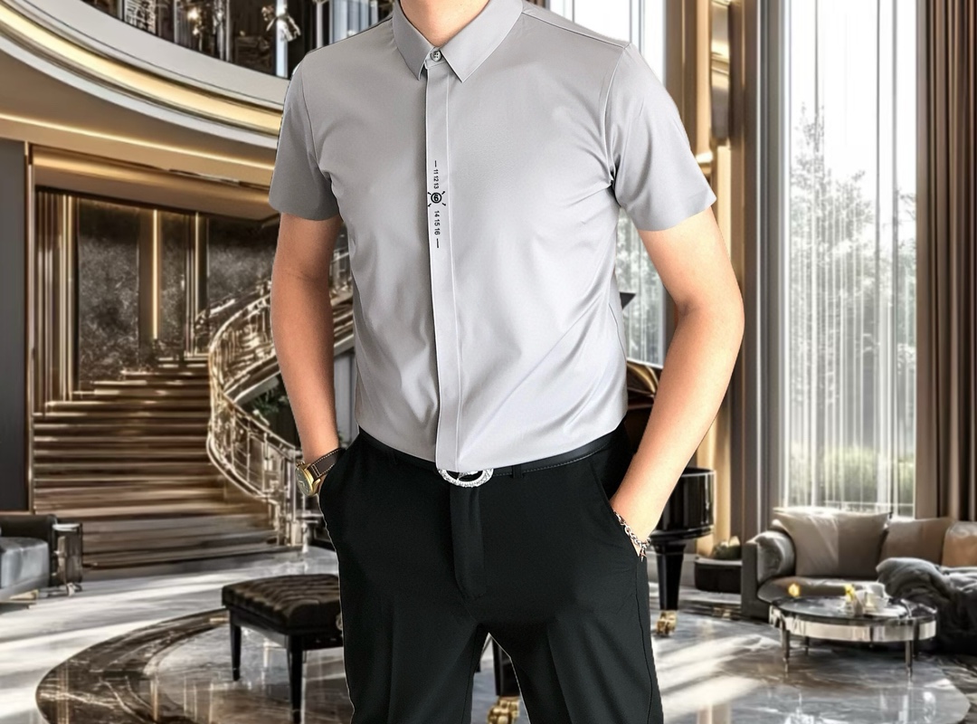 NO:128563,Magila's new men's original single casual short-sleeved shirt is released simultaneously on the official website. Simple, fashionable and versatile, high-end quality seamless cutting and edging, hot stamping logo pattern design, custom imported Jinmintian silk cotton fabric, high elasticity, no wrinkles, customized hardware accessories, comfortable to wear, breathable, high grade and texture, simple and generous, fashionable and unique, casual, handsome and stylish, showing the temperament of a big brand. Size M-4XL (maximum wearable about 195 kilograms, please report height and weight to place an order) shipped the next day,,masion margiela,shirts,T-shirt,alexander wang19860909马吉拉早春新款男士原单休闲短袖衬衫 官网同步发售 简洁时尚百搭 高端品质无缝切割包边 烫印logo图案设计 定制进口锦氨天丝棉面料 弹力大 不起皱 定制五金辅料 穿着舒适 透气 档次高很有质感 简单大方得体 时尚不失个性 上身休闲随性 帅气有型 彰显大牌气质.尺码M-4XL（最大可穿195斤左右 下单请报身高体重)隔天出货,,masion margiela,shirts,T-shirt,alexander wang,Men's clothing