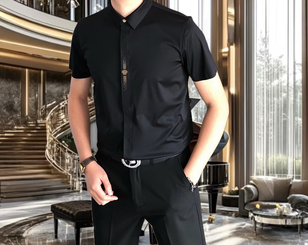 NO:128569,V*rsace, the new men's original single casual short-sleeved shirt for early spring, is released simultaneously on the official website, simple, fashionable and versatile, high-end quality seamless cutting and edging, hot stamping logo pattern design, custom imported Jinmintian silk cotton fabric, strong elasticity, no wrinkles, customized hardware accessories, comfortable to wear, breathable, high grade and texture, simple and generous, fashionable and unique, casual, handsome and stylish, showing the temperament of a big brand. Size M-4XL (maximum wearable about 195 kilograms, please report height and weight to place an order) shipped the next day,,versace,shirts,T-shirt,alexander wang19860909V*rsace 范思哲早春新款男士原单休闲短袖衬衫 官网同步发售 简洁时尚百搭 高端品质无缝切割包边 烫印logo图案设计 定制进口锦氨天丝棉面料 弹力大 不起皱 定制五金辅料 穿着舒适 透气 档次高很有质感 简单大方得体 时尚不失个性 上身休闲随性 帅气有型 彰显大牌气质.尺码M-4XL（最大可穿195斤左右 下单请报身高体重)隔天出货,,versace,shirts,T-shirt,alexander wang,Men's clothing