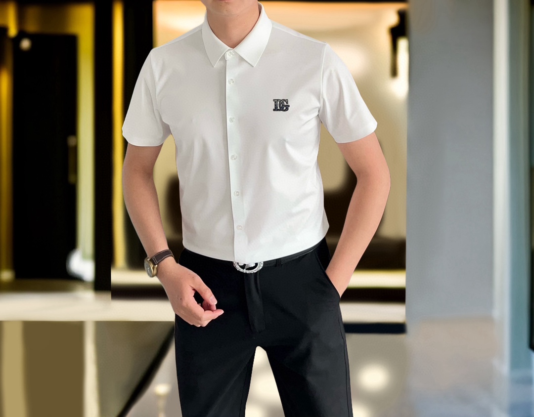 NO:128578,DG Dolce & Gabbana early spring new men's original single casual short-sleeved shirt is released simultaneously on the official website. Simple, fashionable and versatile, high-end quality seamless cutting and edging, patch embroidery logo pattern design, custom imported Jinmintian silk cotton fabric, high elasticity, no wrinkles, customized hardware accessories, comfortable to wear, breathable, high grade and texture, simple and generous, fashionable and unique, casual, handsome and stylish, showing the temperament of a big brand. Size M-4XL (maximum wearable about 195 kilograms, please report height and weight to place an order) shipped the next day, Dolce & Gabbana, Dolce & Gabbana, Shirts, T-shirt, alexander wang19860909DG 杜嘉班纳早春新款男士原单休闲短袖衬衫 官网同步发售 简洁时尚百搭 高端品质无缝切割包边 贴布刺绣logo图案设计 定制进口锦氨天丝棉面料 弹力大 不起皱 定制五金辅料 穿着舒适 透气 档次高很有质感 简单大方得体 时尚不失个性 上身休闲随性 帅气有型 彰显大牌气质.尺码M-4XL（最大可穿195斤左右 下单请报身高体重)隔天出货,,Dolce&Gabbana,Dolce&Gabbana,shirts,T-shirt,alexander wang,Men's clothing