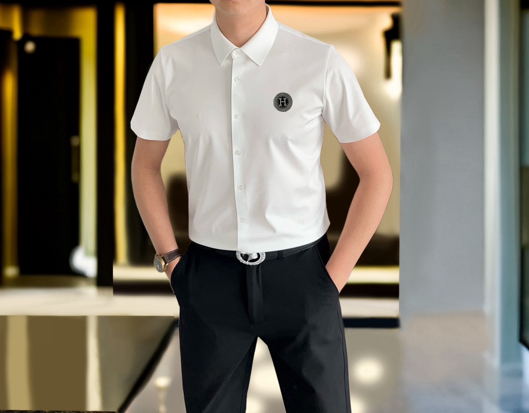 NO:128581,H*rmes Hermes early spring new men's original single casual short-sleeved shirt is released simultaneously on the official website. Simple, fashionable and versatile, high-end quality seamless cutting and edging, ironing and diamond printing logo pattern design, custom imported Jinmintian silk cotton fabric, high elasticity, no wrinkles, customized hardware accessories, comfortable to wear, breathable, high grade and texture, simple and generous, fashionable and unique, casual, handsome and stylish, showing the temperament of a big brand. Size M-4XL (maximum wearable about 195 kilograms, please report height and weight to place an order) shipped the next day,, hermes,shirts, T-shirt,alexander wang19860909H*rmes 爱马仕早春新款男士原单休闲短袖衬衫 官网同步发售 简洁时尚百搭 高端品质无缝切割包边 烫钻印胶logo图案设计 定制进口锦氨天丝棉面料 弹力大 不起皱 定制五金辅料 穿着舒适 透气 档次高很有质感 简单大方得体 时尚不失个性 上身休闲随性 帅气有型 彰显大牌气质.尺码M-4XL（最大可穿195斤左右 下单请报身高体重)隔天出货,,hermes,shirts,T-shirt,alexander wang,Men's clothing