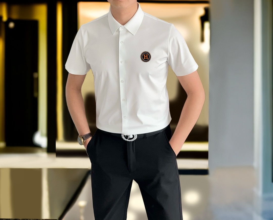 NO:128584,H*rmes Hermes early spring new men's original single casual short-sleeved shirt is released simultaneously on the official website. Simple, fashionable and versatile. High-end quality seamless cutting and edging. Heat-drawn patch embroidery logo pattern design. Custom imported Jinmintian silk cotton fabric. High elasticity and no wrinkle. Custom hardware accessories. Comfortable and breathable. High-grade and texture. Simple and generous. Fashionable and personalized. The upper body is casual and casual. Handsome and stylish. Show the temperament of a big brand. Size M-4XL (maximum wearable about 195 kilograms. Please report your height and weight to place an order) shipped the next day,,hermes,shirts,T-shirt,alexander wang19860909H*rmes 爱马仕早春新款男士原单休闲短袖衬衫 官网同步发售 简洁时尚百搭 高端品质无缝切割包边 烫钻贴布刺绣logo图案设计 定制进口锦氨天丝棉面料 弹力大 不起皱 定制五金辅料 穿着舒适 透气 档次高很有质感 简单大方得体 时尚不失个性 上身休闲随性 帅气有型 彰显大牌气质.尺码M-4XL（最大可穿195斤左右 下单请报身高体重)隔天出货,,hermes,shirts,T-shirt,alexander wang,Men's clothing