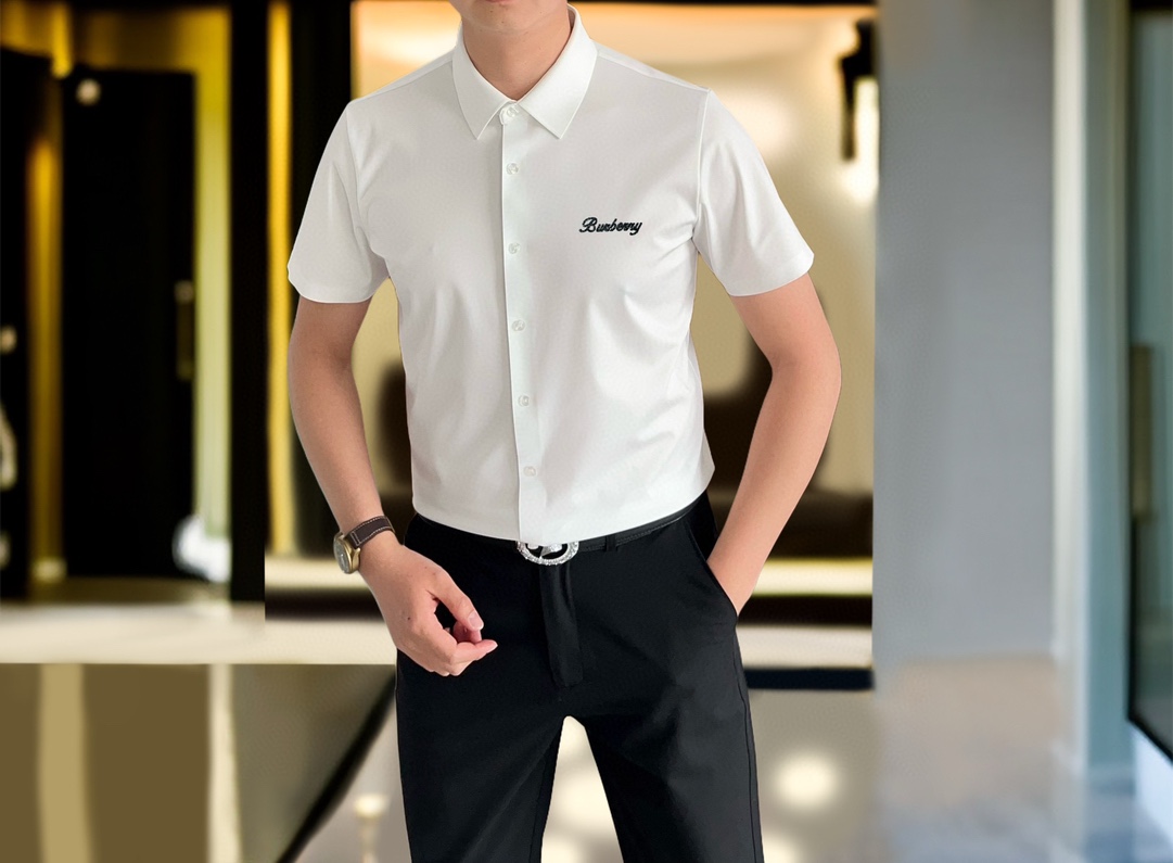 NO:128583,BURBE** Burberry's new style of men's original casual short-sleeved shirt is released simultaneously on the official website. Simple, fashionable and versatile. High-end quality seamless cutting and edging. Hot-marked letter logo design. Custom imported Jinmintian silk cotton fabric with high elasticity and no wrinkles. Customized hardware accessories. Comfortable and breathable. High-grade and textured. Simple and generous. Fashionable and individual. The upper body is casual and casual. Handsome and stylish. Show the temperament of a big brand. Size M-4XL (maximum wearable about 195 kilograms. Please report your height and weight to place an order) shipped the next day, burberry, burberry, shirts, T-shirt, alexander wang19860909BURBE** 巴宝莉早春新款男士原单休闲短袖衬衫 官网同步发售 简洁时尚百搭 高端品质无缝切割包边 烫印字母logo设计 定制进口锦氨天丝棉面料 弹力大 不起皱 定制五金辅料 穿着舒适 透气 档次高很有质感 简单大方得体 时尚不失个性 上身休闲随性 帅气有型 彰显大牌气质.尺码M-4XL（最大可穿195斤左右 下单请报身高体重)隔天出货,,burberry,burberry,shirts,T-shirt,alexander wang,Men's clothing
