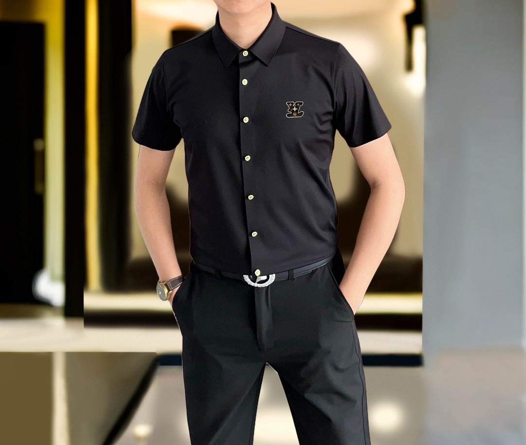 NO:128585,LV Louis Vuitton's new men's original single casual short-sleeved shirt is released simultaneously on the official website. Simple, fashionable and versatile. High-end quality seamless cutting and edging. Hot stamping logo pattern design. Custom imported Jinmintian silk cotton fabric with high elasticity and no wrinkles. Customized hardware accessories. Comfortable and breathable. High-grade and textured. Simple and generous. Fashionable and personalized. The upper body is casual and casual. Handsome and stylish. Show the temperament of a big brand. Size M-4XL (maximum wearable about 195 kilograms. Please report your height and weight to place an order) shipped the next day,,louis vuitton,louis vuitton,shirts,T-shirt,alexander wang19860909LV 路易威登早春新款男士原单休闲短袖衬衫 官网同步发售 简洁时尚百搭 高端品质无缝切割包边 烫印logo图案设计 定制进口锦氨天丝棉面料 弹力大 不起皱 定制五金辅料 穿着舒适 透气 档次高很有质感 简单大方得体 时尚不失个性 上身休闲随性 帅气有型 彰显大牌气质.尺码M-4XL（最大可穿195斤左右 下单请报身高体重)隔天出货,,louis vuitton,louis vuitton,shirts,T-shirt,alexander wang,Men's clothing