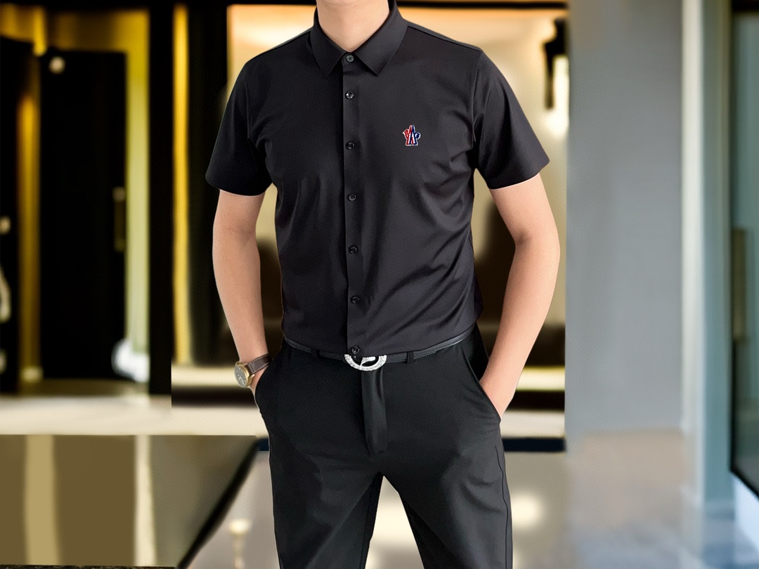 NO:128587,M*ncler, a new style of men's original single casual short-sleeved shirt for covers and is released simultaneously on the official website. Simple, fashionable and versatile, high-end quality seamless cutting and edging, three-dimensional embroidery logo pattern design, custom imported Jinmintian silk cotton fabric, high elasticity, no wrinkles, customized hardware accessories, comfortable to wear, breathable, high grade and texture, simple and generous, fashionable and unique, casual, handsome and stylish, showing the temperament of a big brand. Size M-4XL (maximum wearable about 195 kilograms, please report height and weight to place an order) shipped the next day,,christian louboutin,Moncler,shirts,T-shirt,alexander wang19860909M*ncler 蒙口早春新款男士原单休闲短袖衬衫 官网同步发售 简洁时尚百搭 高端品质无缝切割包边 立体刺绣logo图案设计 定制进口锦氨天丝棉面料 弹力大 不起皱 定制五金辅料 穿着舒适 透气 档次高很有质感 简单大方得体 时尚不失个性 上身休闲随性 帅气有型 彰显大牌气质.尺码M-4XL（最大可穿195斤左右 下单请报身高体重)隔天出货,,christian louboutin,Moncler,shirts,T-shirt,alexander wang,Men's clothing