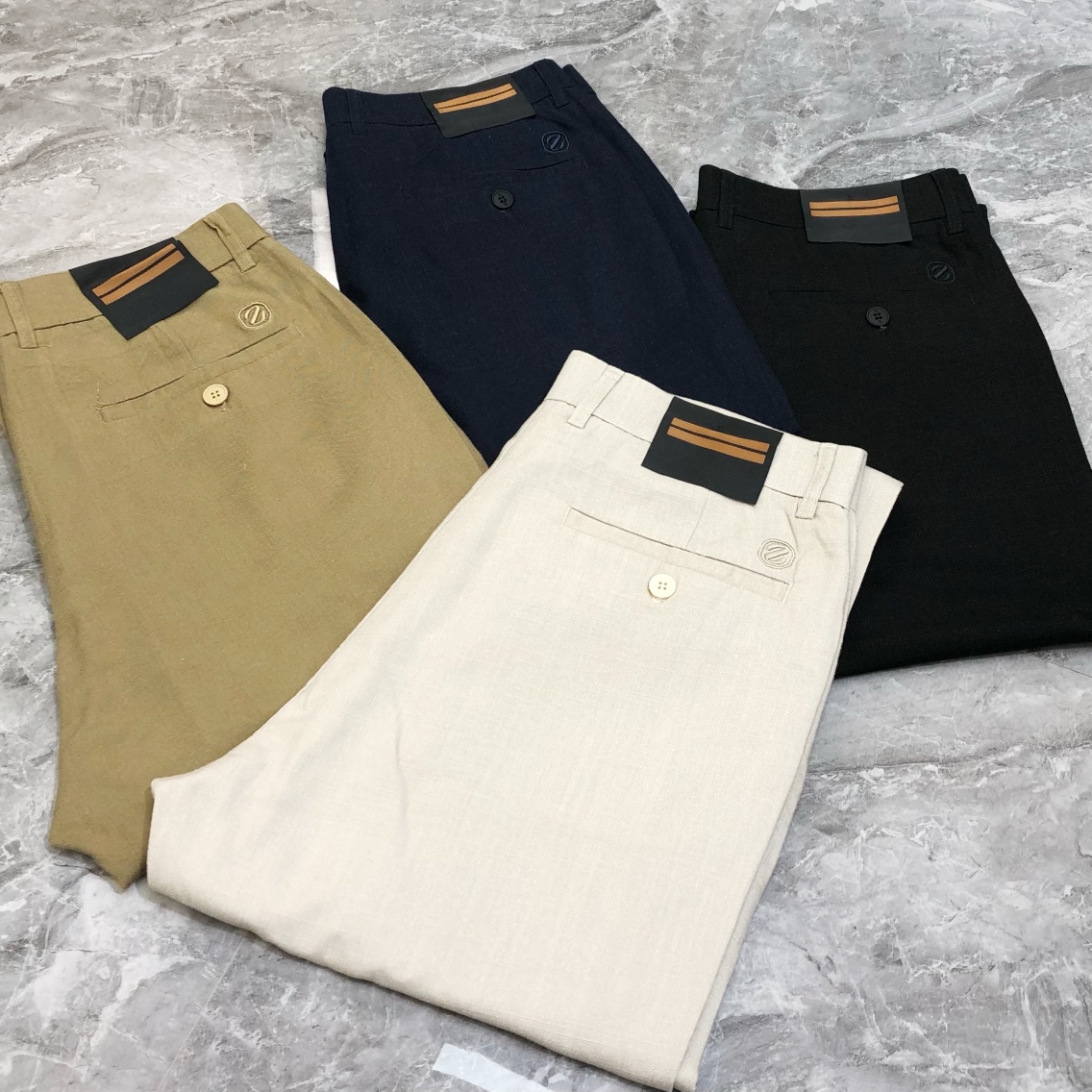 NO:128573,Z*gna's new spring and summer original single men's business casual trousers trousers sold at the counter simultaneously. High-end goods, simple, generous and versatile, straight slim fit style, back pants pocket embroidered logo design, customized original imported cotton-linen blend fabric, delicate and super soft!  The upper body is good but not tight, so you can enjoy it at first sight and buy it at first sight!  The overall appearance is designed without many embellishments!  Customized original all-in-one auxiliary materials!  Simple, OEM factory can make commuting models and business casuals. Size 30-38 sizes without 35, 37 shipped the next day. 4 colors available, zegna, alexander wang19860909Z*gna 杰尼亚春夏新款原单男士商务休闲裤西裤 柜台同步售卖 高端货 简洁大方百搭 直筒偏修身版型 后裤袋刺绣logo设计 定制原版进口棉麻混纺面料 面料细腻、超柔软！上身型好、却不绷紧,让你一眼就入心、一眼就入手！外观整体无多点缀设计 ！定制原版全品辅料！简简单单,代工厂精细做通勤款、商务休闲皆可 尺码30-38码 没35,37隔天出货 4色可选,,zegna,alexander wang,Men's clothing