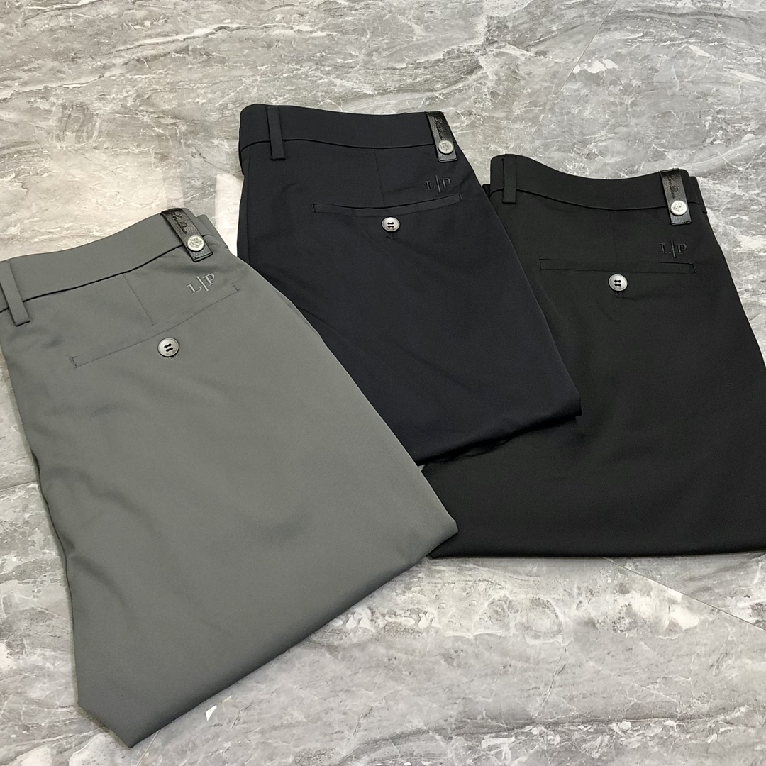 NO:128582,LP Noyoupianya spring and summer new style original single men's business casual trousers trousers sold at the counter simultaneously High-end goods Simple and elegant versatile straight slim fit style Back trousers pocket three-dimensional embroidered logo design Customized original imported polyester fiber cotton blend fabric The fabric is delicate and super soft!  The upper body is good but not tight, so you can enjoy it at first sight and buy it at first sight!  The overall appearance is designed without many embellishments!  Customized original all-in-one auxiliary materials!  Simple, OEM factory can make commuting models and business casuals. Size 30-38 sizes without 35, 37 shipped the next day. 3 colors available, loro piano, alexander wang19860909LP 诺悠翩雅春夏新款原单男士商务休闲裤西裤 柜台同步售卖 高端货 简洁大方百搭 直筒偏修身版型 后裤袋立体刺绣logo设计 定制原版进口聚酯纤维棉类混纺面料 面料细腻、超柔软！上身型好、却不绷紧,让你一眼就入心、一眼就入手！外观整体无多点缀设计 ！定制原版全品辅料！简简单单,代工厂精细做通勤款、商务休闲皆可 尺码30-38码 没35,37隔天出货 3色可选,,loro piana,alexander wang,Men's clothing