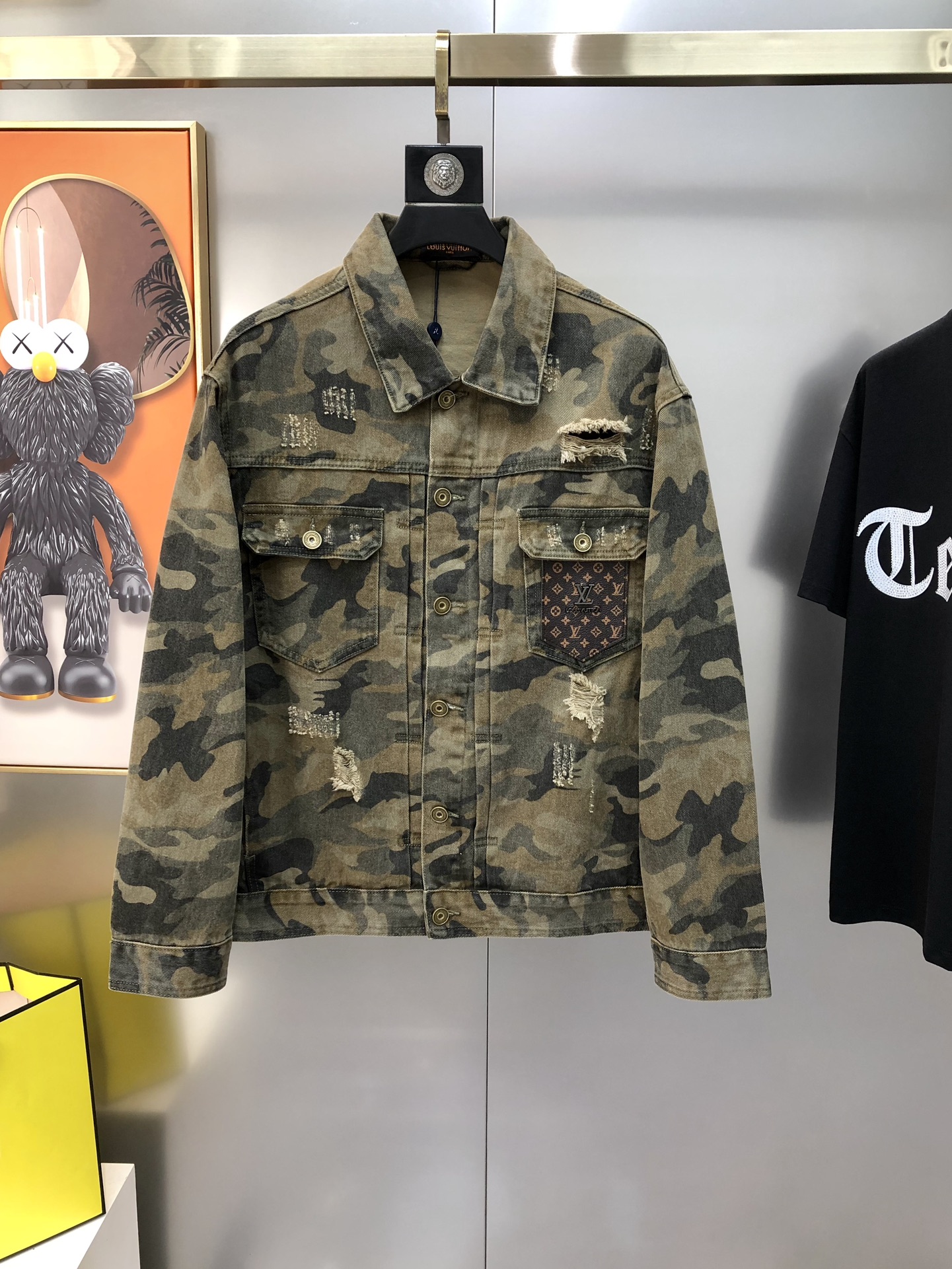 NO:128612,LV Louis Vuitton 2025 early spring new original single men's lapel denim jacket, high-end customization, hot style, fashionable and versatile, camouflage direct-spray printed embroidered logo design, using original imported Dandong denim pure cotton fabric, soft and delicate touch, comfortable upper body, customer-supplied original imported engraving hardware accessories, smooth lines, exquisite craftsmanship, excellent style, and casual matching, very fashionable and handsome, highly recommended!  Counter size M-4XL (maximum size can be worn about 195 kilograms. Please report your height and weight to place an order) Shipping the next day, louis vuitton,louis vuitton,jackets & coats,alexander wang19860909LV 路易威登2025早春新款原单男士翻领牛仔外套 高端定制 爆款 时尚百搭 迷彩直喷印花绣logo标设计 采用原版进口丹东牛仔纯棉面料 手感柔软细腻 上身舒适 客供原版进口刻字五金辅料配件,线条流畅,工艺精致,版型超赞,随意搭配都非常时尚帅气强烈推荐哦！专柜尺码M-4XL（最大码可穿195斤左右 下单请报身高体重) 隔天出货,,louis vuitton,louis vuitton,jackets & coats,alexander wang,Men's clothing