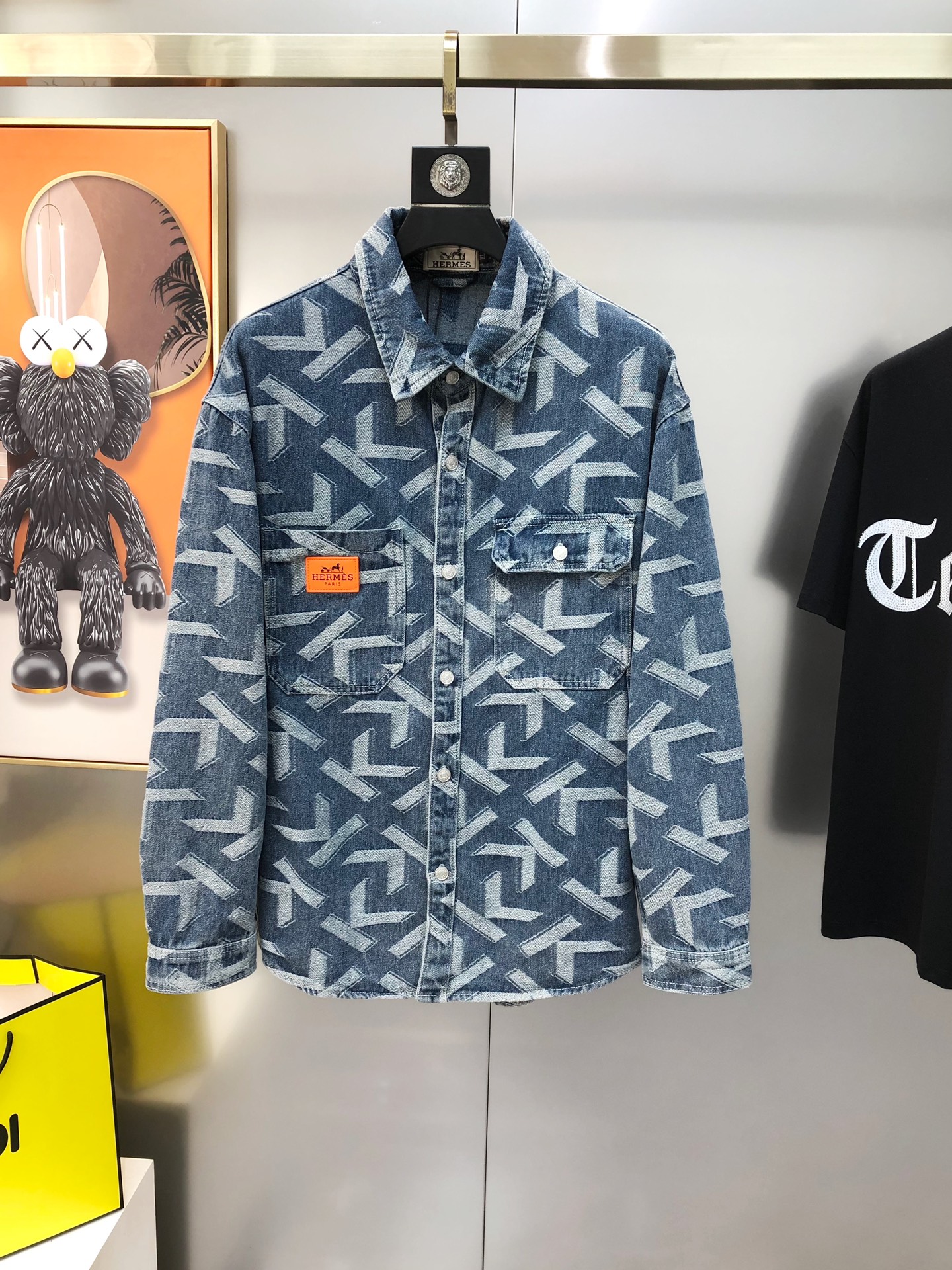 NO:128618,H*rmes 2025 early spring new original single men's lapel denim jacket, high-end customization, hot style, fashionable and versatile, direct-spray printed embroidered logo leather logo design, using original imported Dandong denim pure cotton fabric, soft and delicate touch, comfortable upper body, customer-supplied original imported engraving hardware accessories, smooth lines, exquisite craftsmanship, excellent style, casual matching, very fashionable and handsome, highly recommended!  Counter size M-4XL (maximum size can be worn about 195 kilograms. Please report your height and weight to place an order) Shipping the next day, hermes, jackets & coats, alexander wang19860909H*rmes 爱马仕2025早春新款原单男士翻领牛仔外套 高端定制 爆款 时尚百搭 直喷印花绣logo皮标设计 采用原版进口丹东牛仔纯棉面料 手感柔软细腻 上身舒适 客供原版进口刻字五金辅料配件,线条流畅,工艺精致,版型超赞,随意搭配都非常时尚帅气强烈推荐哦！专柜尺码M-4XL（最大码可穿195斤左右 下单请报身高体重) 隔天出货,,hermes,jackets & coats,alexander wang,Men's clothing