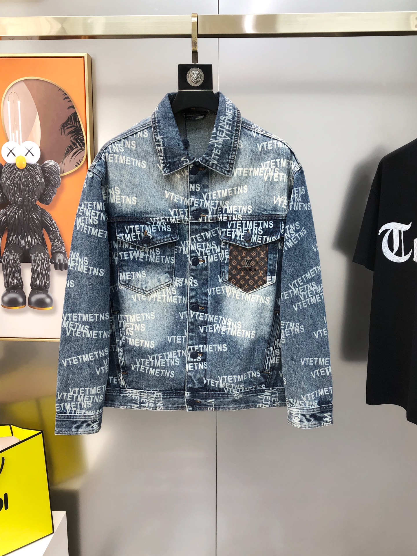 NO:128615,LV Louis Vuitton 2025 early spring new original single men's lapel denim jacket, high-end customization, hot style, fashionable and versatile, direct-shot printed embroidered logo design, using original imported Dandong denim pure cotton fabric, soft and delicate touch, comfortable upper body, customer-supplied original imported engraving hardware accessories, smooth lines, exquisite craftsmanship, excellent style, and casual matching, very fashionable and handsome, highly recommended!  Counter size M-4XL (maximum size can be worn about 195 kilograms. Please report your height and weight to place an order) Shipping the next day, louis vuitton,louis vuitton,jackets & coats,alexander wang19860909LV 路易威登2025早春新款原单男士翻领牛仔外套 高端定制 爆款 时尚百搭 直喷印花绣logo标设计 采用原版进口丹东牛仔纯棉面料 手感柔软细腻 上身舒适 客供原版进口刻字五金辅料配件,线条流畅,工艺精致,版型超赞,随意搭配都非常时尚帅气强烈推荐哦！专柜尺码M-4XL（最大码可穿195斤左右 下单请报身高体重) 隔天出货,,louis vuitton,louis vuitton,jackets & coats,alexander wang,Men's clothing