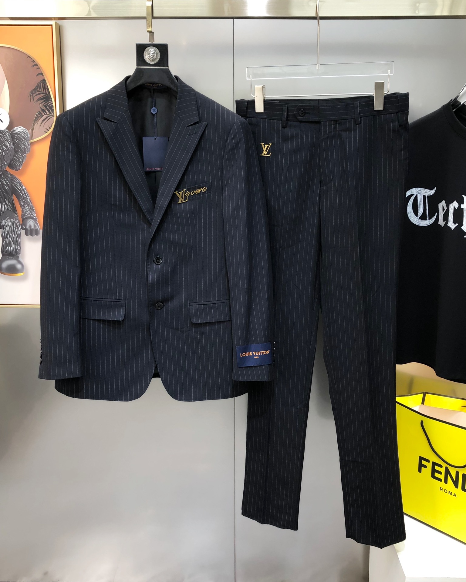 NO:128621,The whole set of tops P trousers P LV Louis Vuitton early spring new original single men's business casual suit suit suit suit jacket trousers can be sold separately and sold simultaneously on the official website High-end customization, fashionable and versatile, hot letter logo metal logo design, using original imported polyester fiber innovative memory fabric, master-level tailoring!  The touch is soft and delicate, and the upper body is comfortable. The original imported engraving hardware accessories are provided with smooth lines, exquisite craftsmanship, excellent style, and casual matching. They are very fashionable and handsome. Highly recommended!  Counter size 46-58=S-4XL (maximum size can be worn about 200 pounds. Please report height and weight to place an order) Shipping the next day Black,,louis vuitton,louis vuitton,jackets & coats,business suit,alexander wang19860909整套 上衣P 西裤P LV 路易威登早春新款原单男士商务休闲西装套装 西服外套西裤 可拆开售卖官网同步售卖 高端定制 时尚百搭 爆款字母logo金属标设计 采用原版进口聚酯纤维创新记忆面料 大师级剪裁！手感柔软细腻 上身舒适 客供原版进口刻字五金辅料配件,线条流畅,工艺精致,版型超赞,随意搭配都非常时尚帅气强烈推荐哦！专柜尺码46-58=S-4XL（最大码可穿200斤斤左右 下单请报身高体重) 隔天出货 黑色,,louis vuitton,louis vuitton,jackets & coats,business suit,alexander wang,Men's clothing