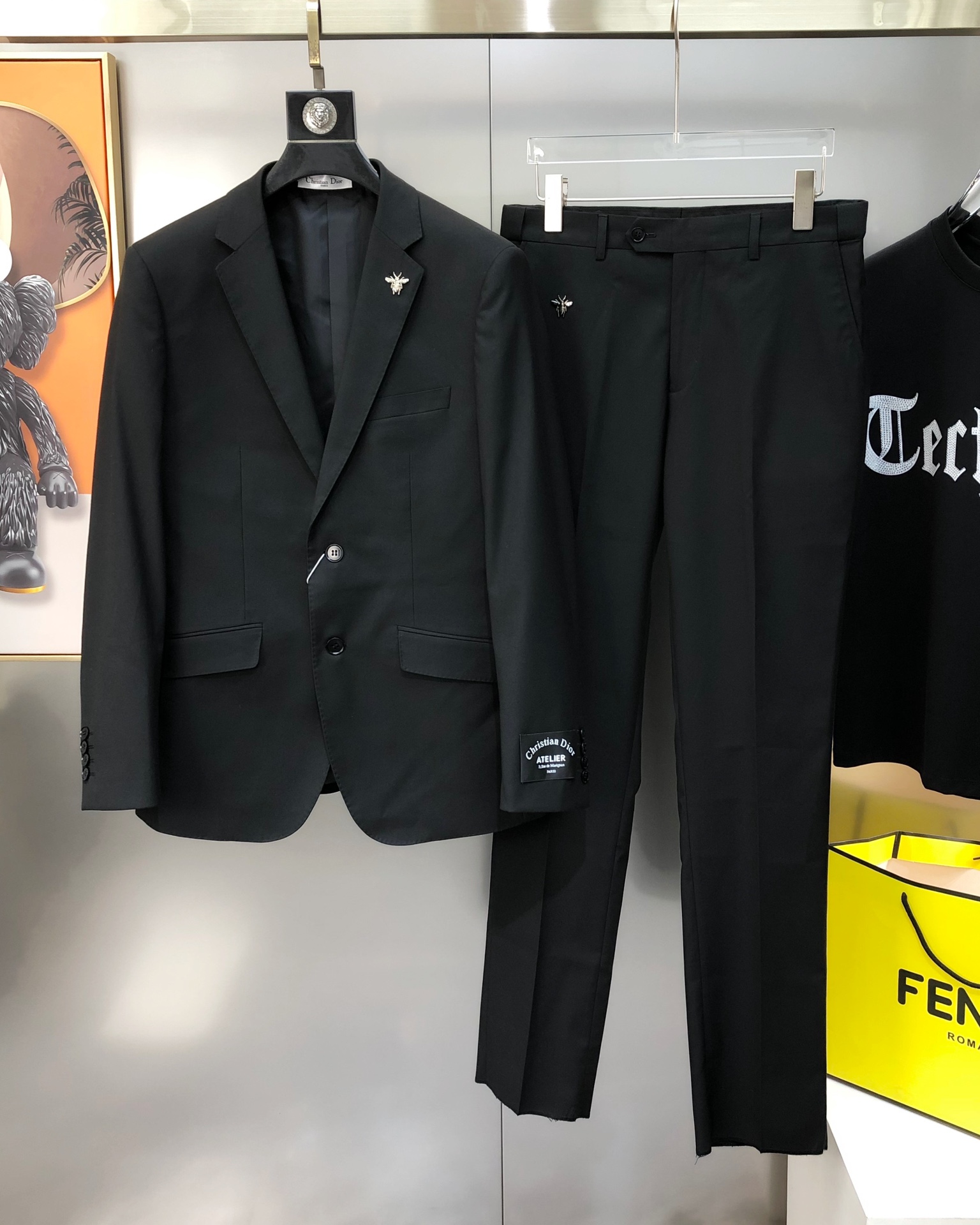 NO:128624,The whole set of tops P trousers P D*or Dior's new style of early spring original single men's business casual suit suit suit, suit jacket and trousers, can be sold separately and sold simultaneously on the official website, high-end customization, fashionable and versatile, hot bee logo brooch design, using original imported polyester fiber innovative memory fabric, master-level tailoring!  The touch is soft and delicate, and the upper body is comfortable. The original imported engraving hardware accessories are provided with smooth lines, exquisite craftsmanship, excellent style, and casual matching. They are very fashionable and handsome. Highly recommended!  Counter size 46-58=S-4XL (maximum size can be worn about 200 pounds. Please report height and weight to place an order) Shipping the next day Black,,dior,jackets & coats,business suit,brooch,breastpin,alexander wang19860909整套 上衣P 西裤P D*or 迪奥早春新款原单男士商务休闲西装套装 西服外套西裤 可拆开售卖官网同步售卖 高端定制 时尚百搭 爆款小蜜蜂logo胸针设计 采用原版进口聚酯纤维创新记忆面料 大师级剪裁！手感柔软细腻 上身舒适 客供原版进口刻字五金辅料配件,线条流畅,工艺精致,版型超赞,随意搭配都非常时尚帅气强烈推荐哦！专柜尺码46-58=S-4XL（最大码可穿200斤斤左右 下单请报身高体重) 隔天出货 黑色,,dior,jackets & coats,business suit,brooch，breastpin,alexander wang,Men's clothing